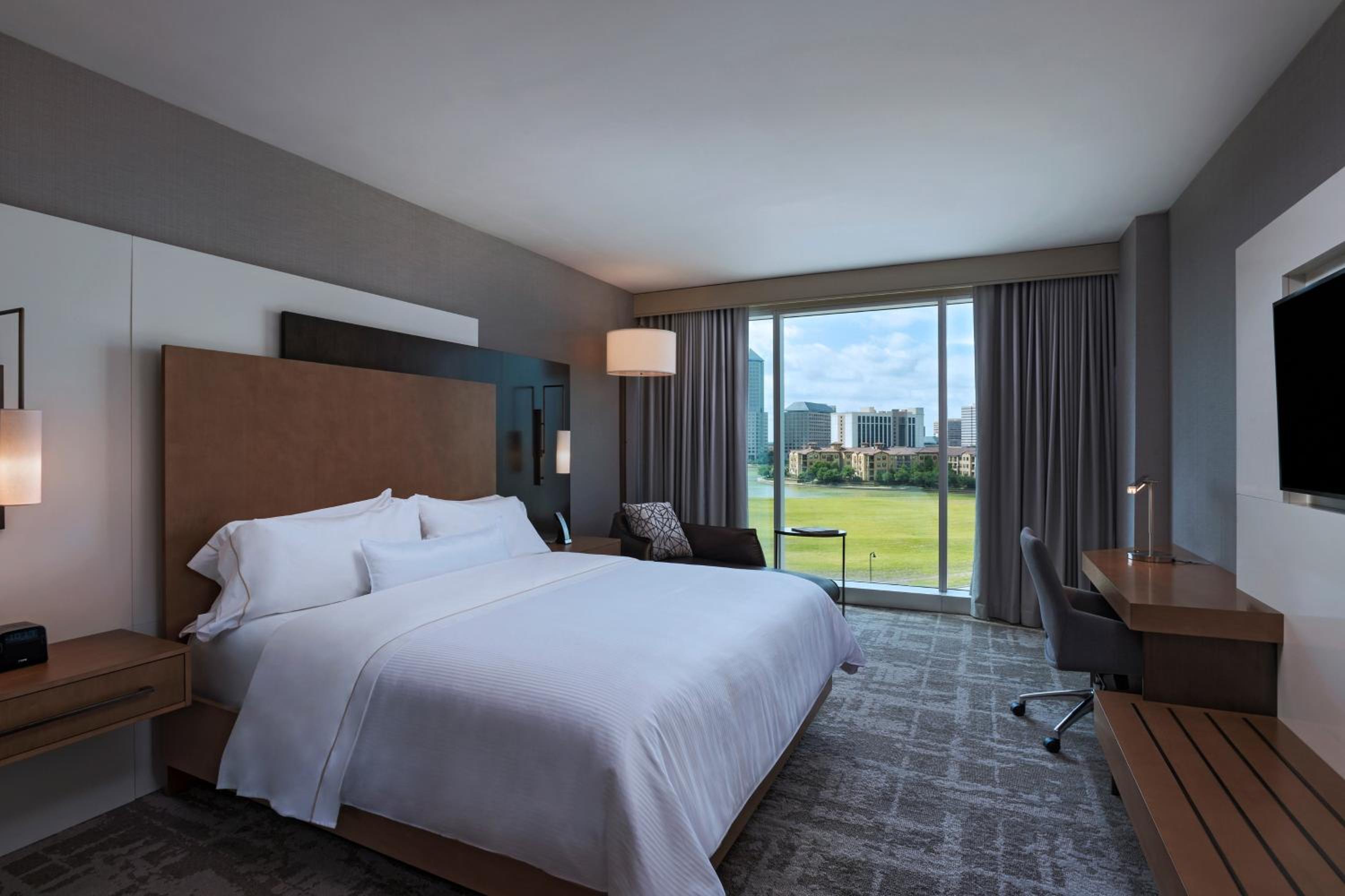 King Room with Roll-in Shower - Mobility Accessible