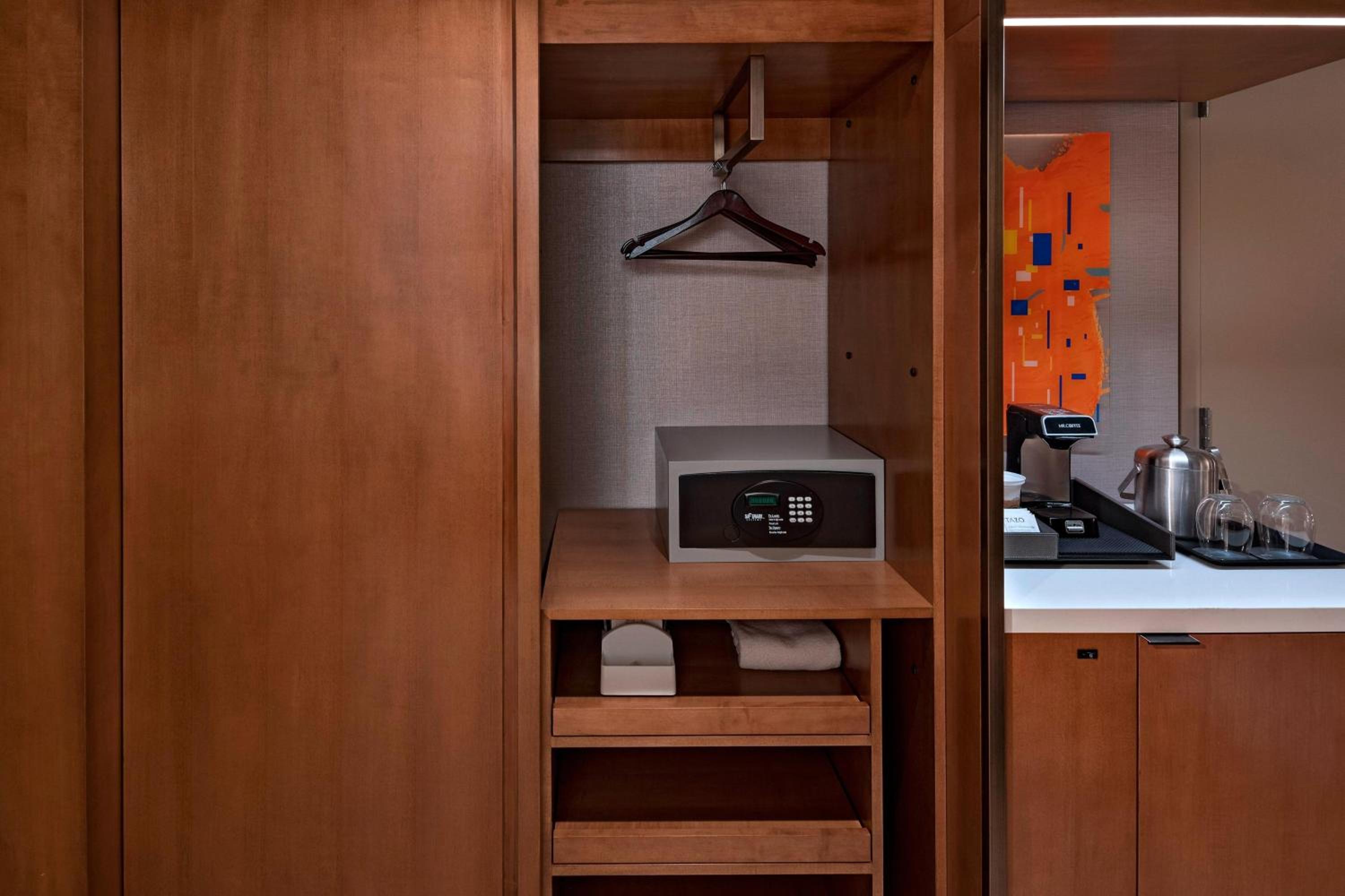 Renewal One-Bedroom King Suite - Club Level/Hearing Accessible