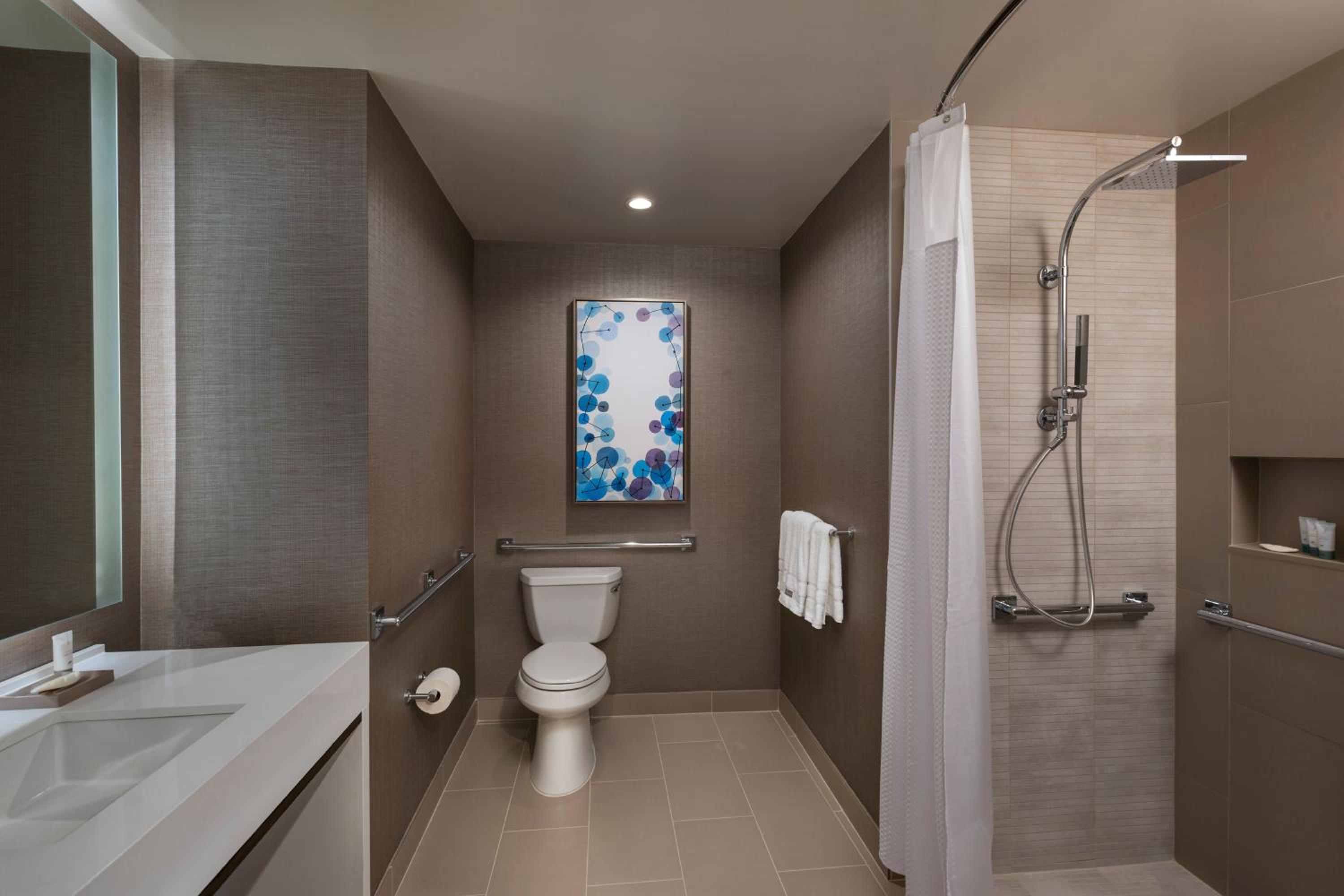Executive King Suite - Hearing Accessible photo 2
