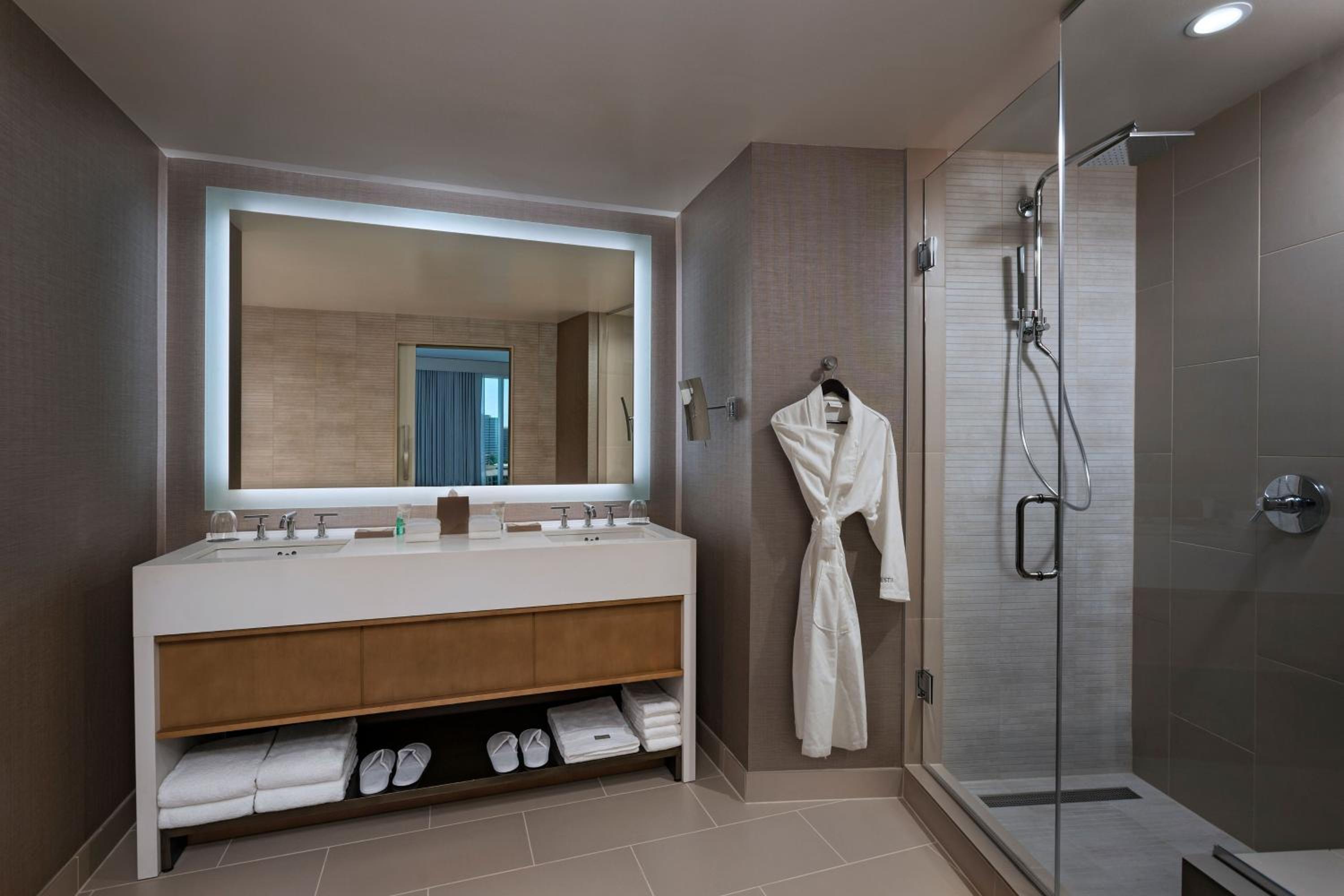 One-Bedroom Renewal King Suite - Club Level