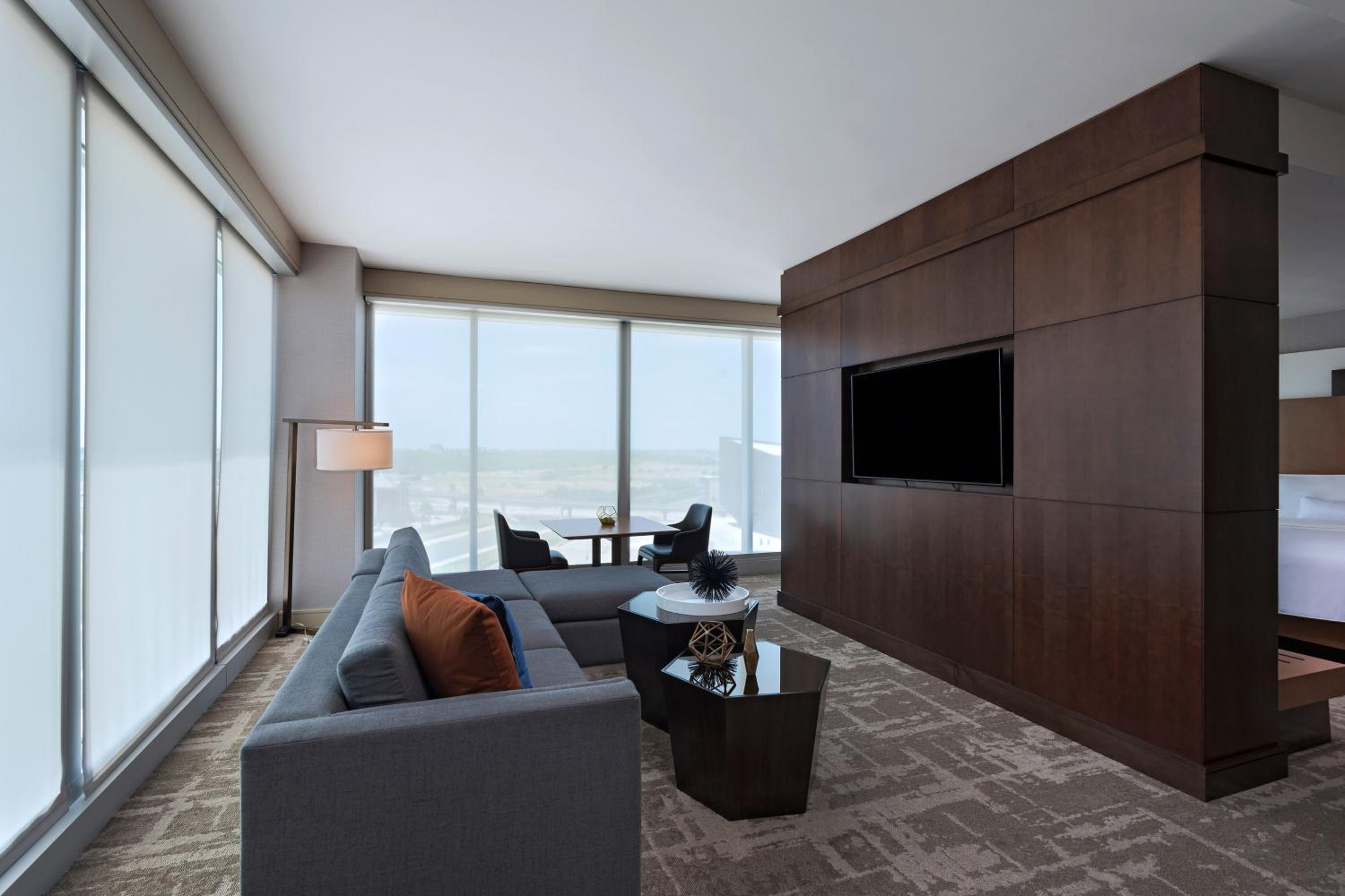 Executive Suite, Executive Suite, 1 King