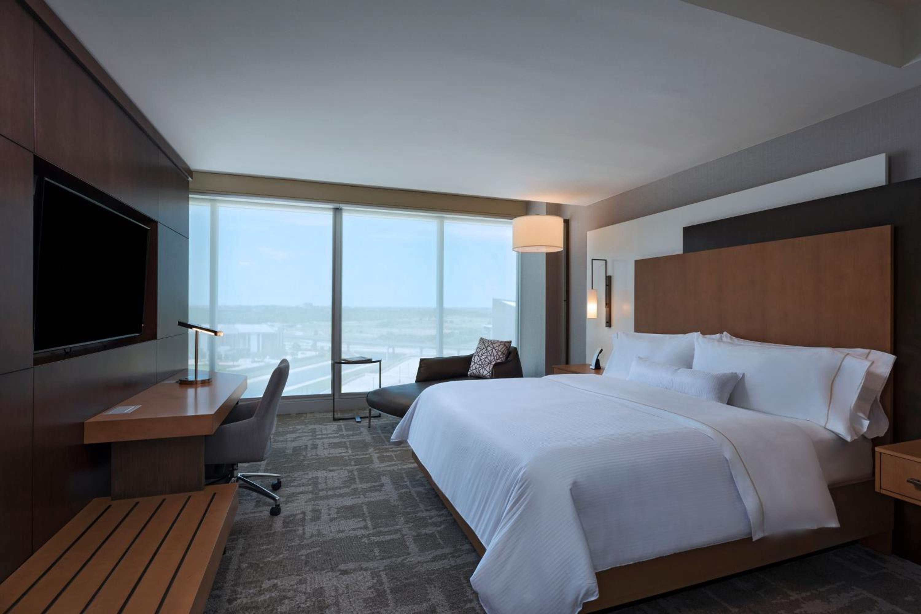 Executive King Suite - Hearing Accessible photo 3