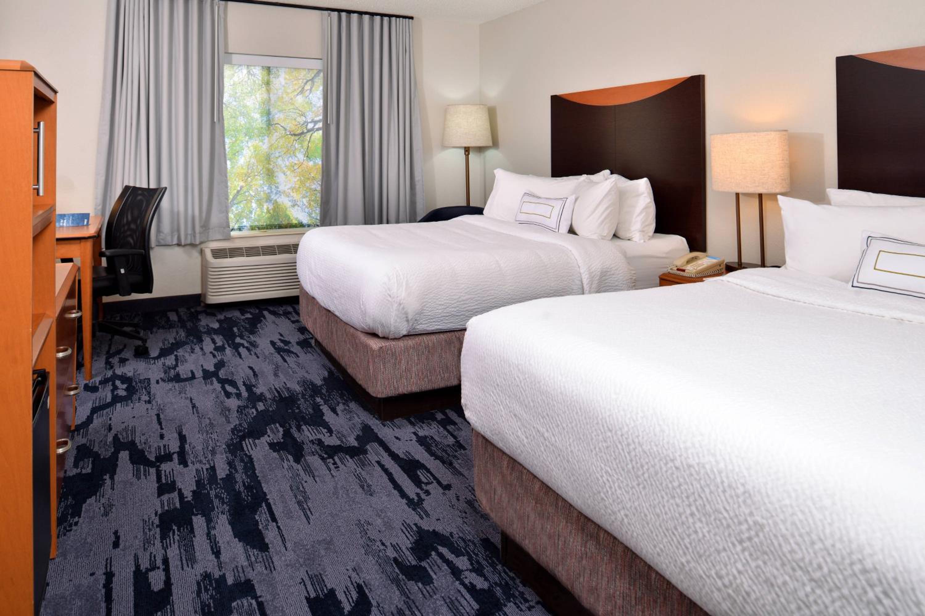 Queen Room with Two Queen Beds - Photo 4