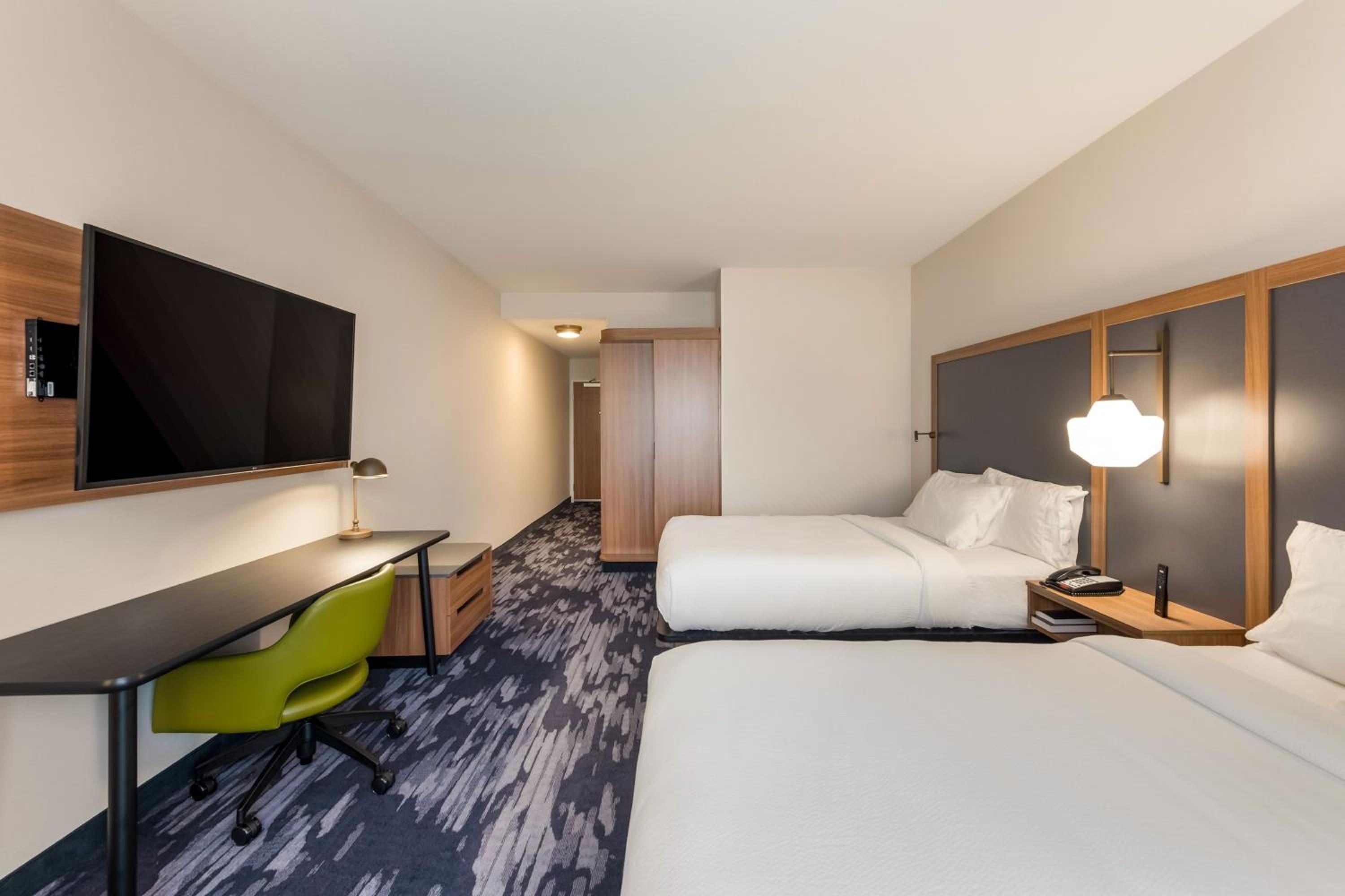 Queen Room with Two Queen Beds - Photo 2