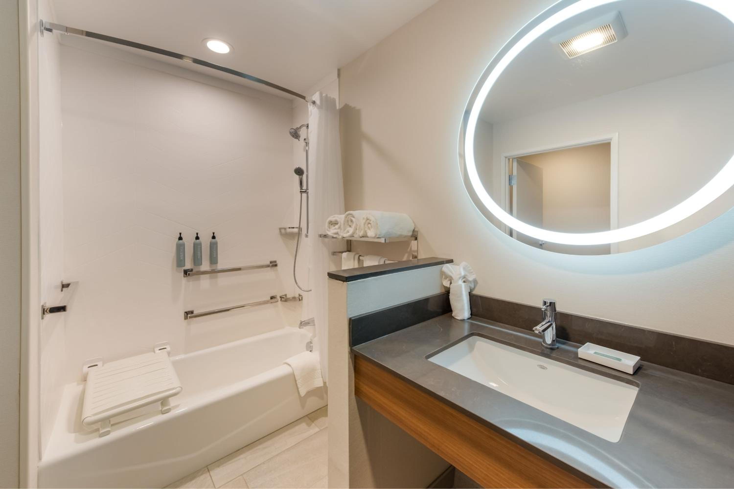 Queen Suite with Two Queen Beds, Bathtub and Sofa Bed - Mobility Access/Hearing Accessible - Photo 4