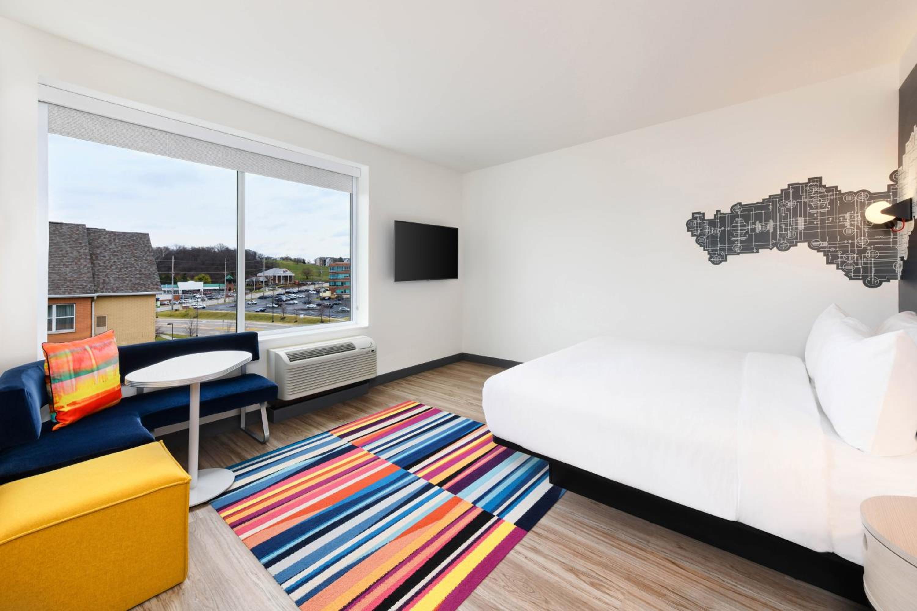 Suite, 1 King, Sofa bed - Photo 2