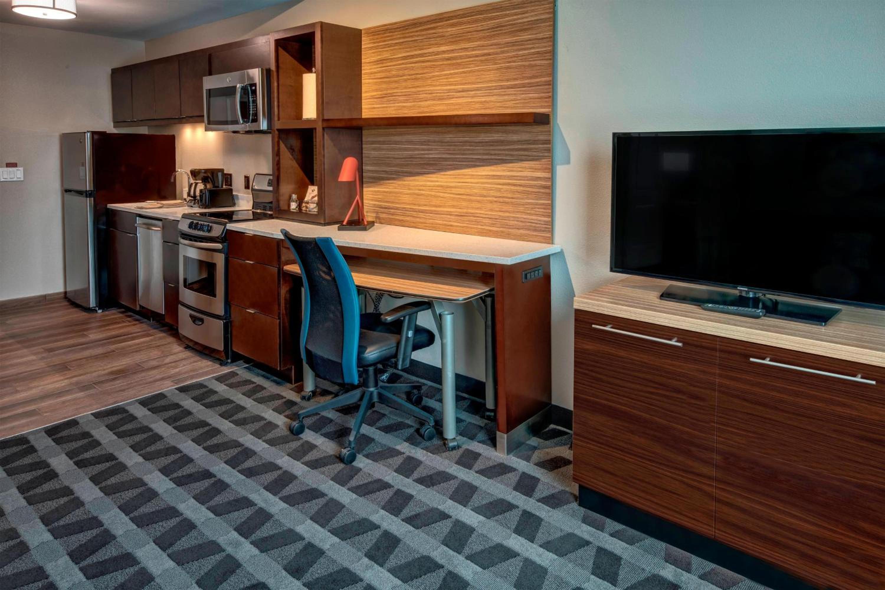 1 Bedroom Suite, 1 Queen, Sofa bed - Photo 4