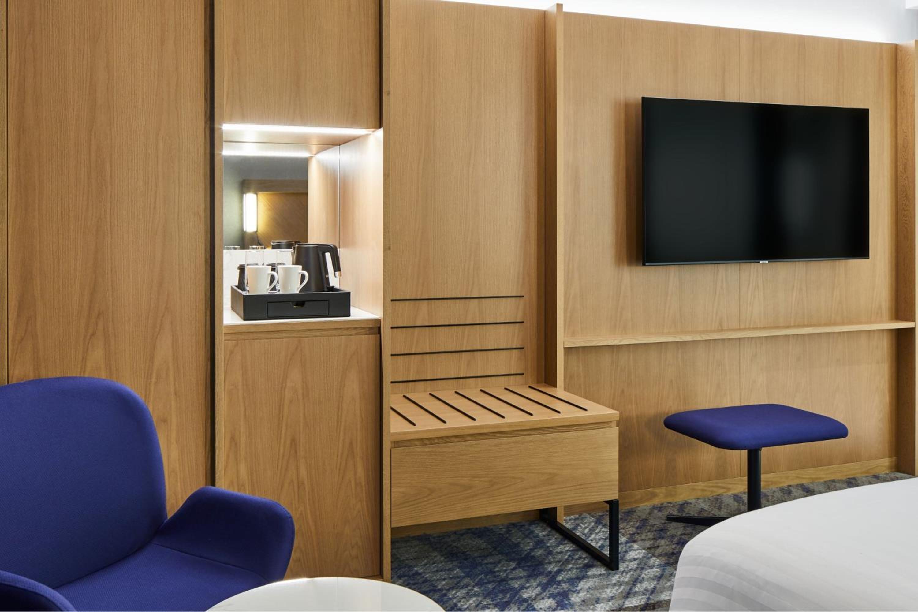 Junior King Suite with Sofa Bed - Photo 1