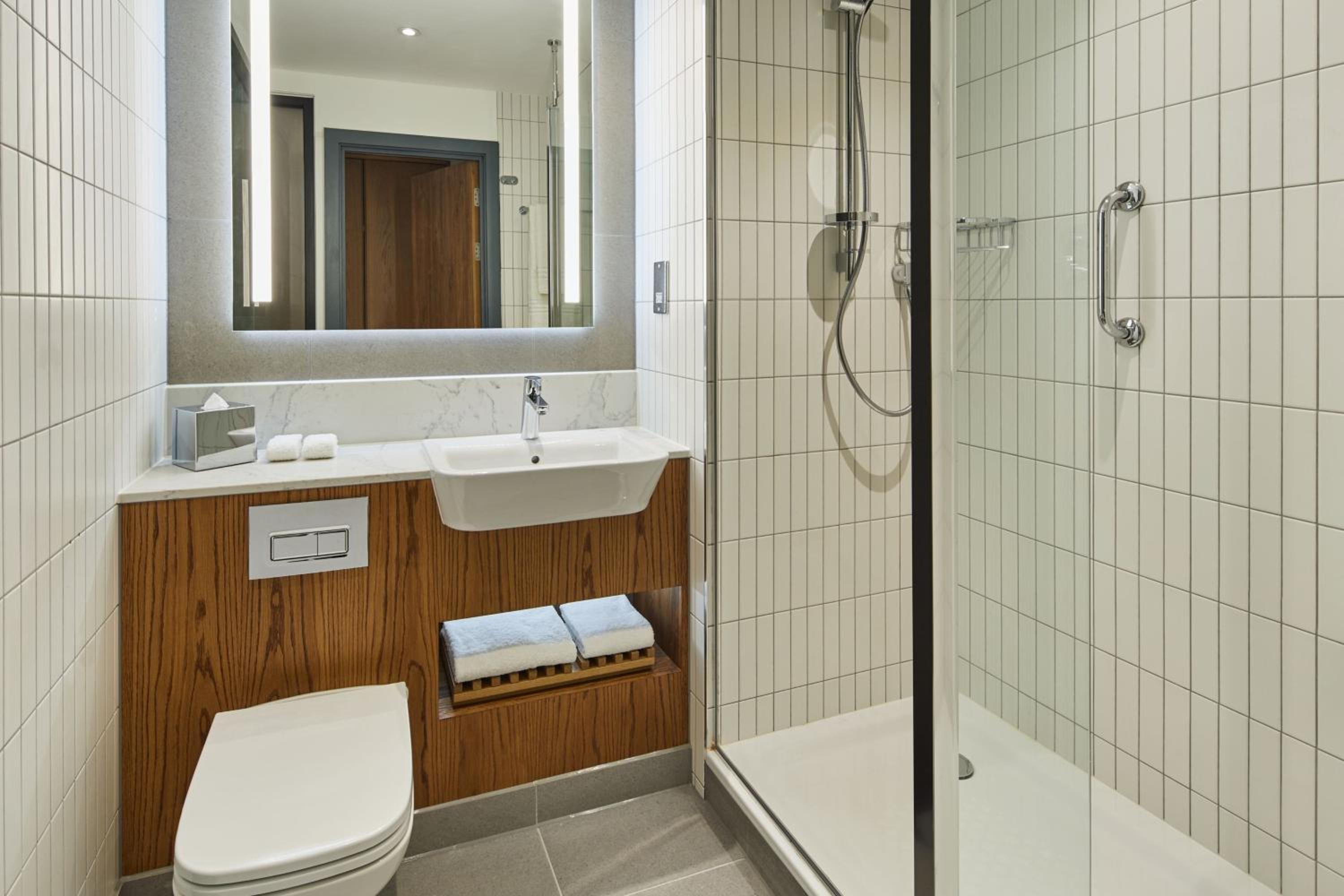 Junior King Suite with Sofa Bed - Photo 2