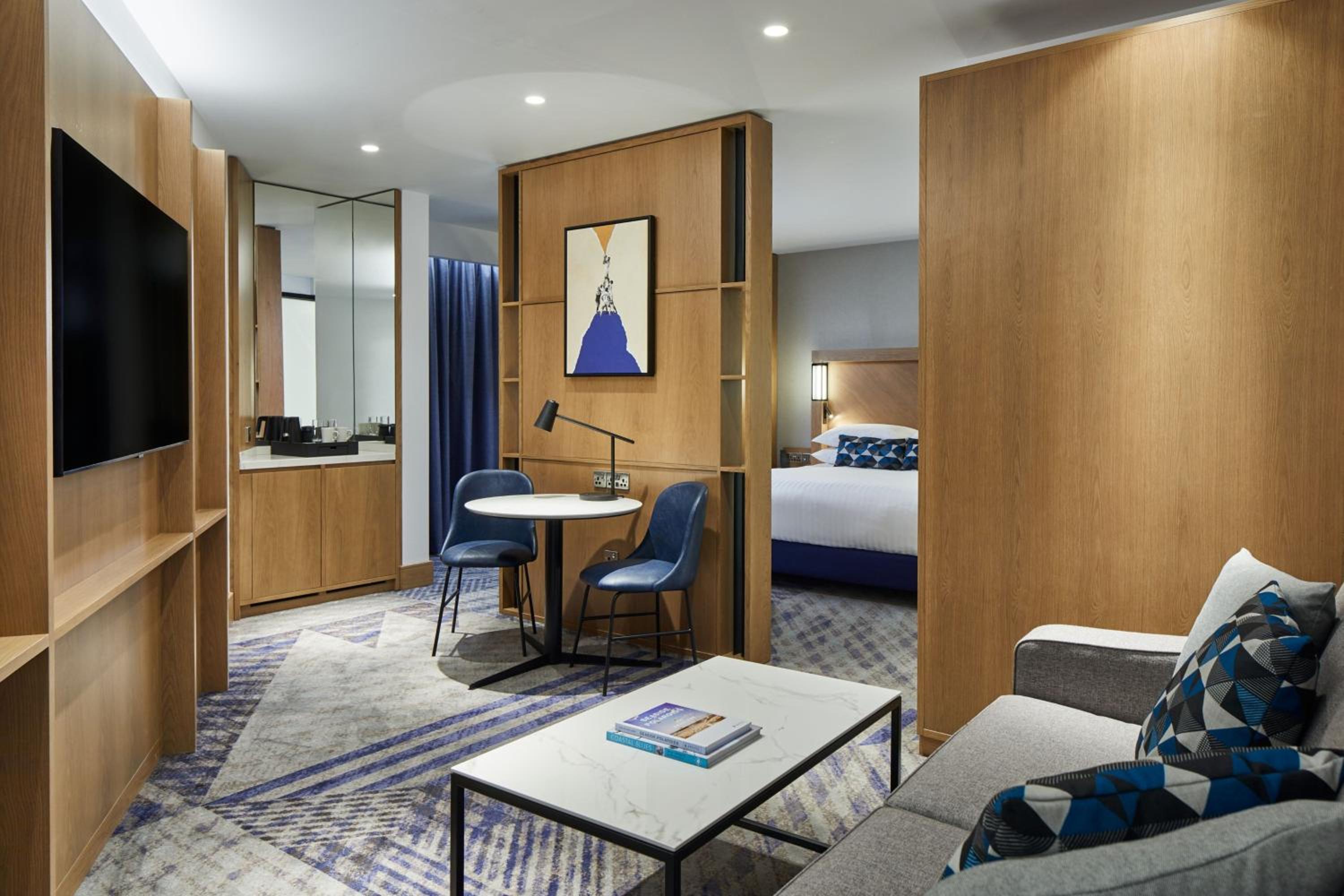 Junior King Suite with Sofa Bed - Photo 4