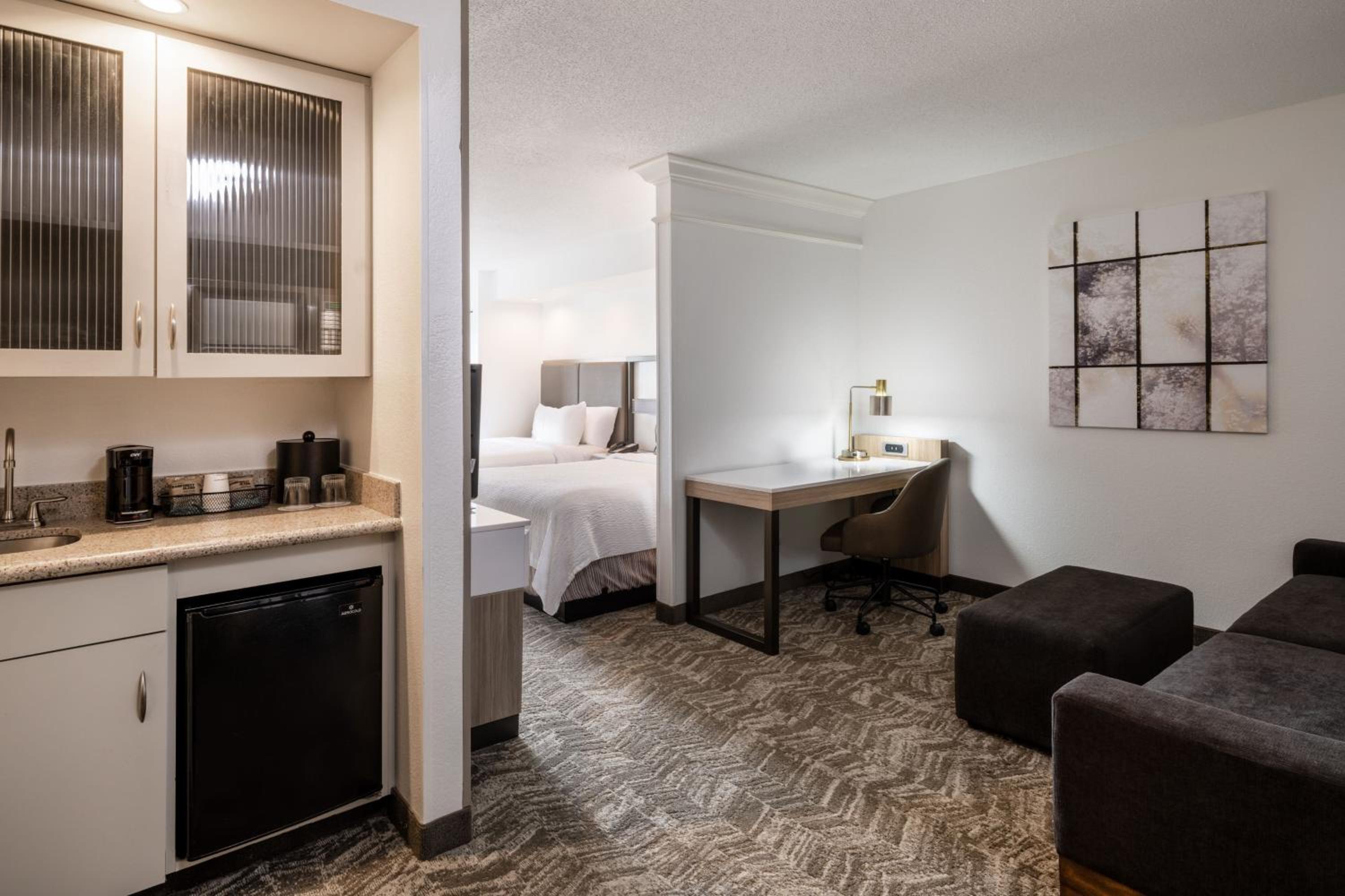 Queen Suite - Photo 2
