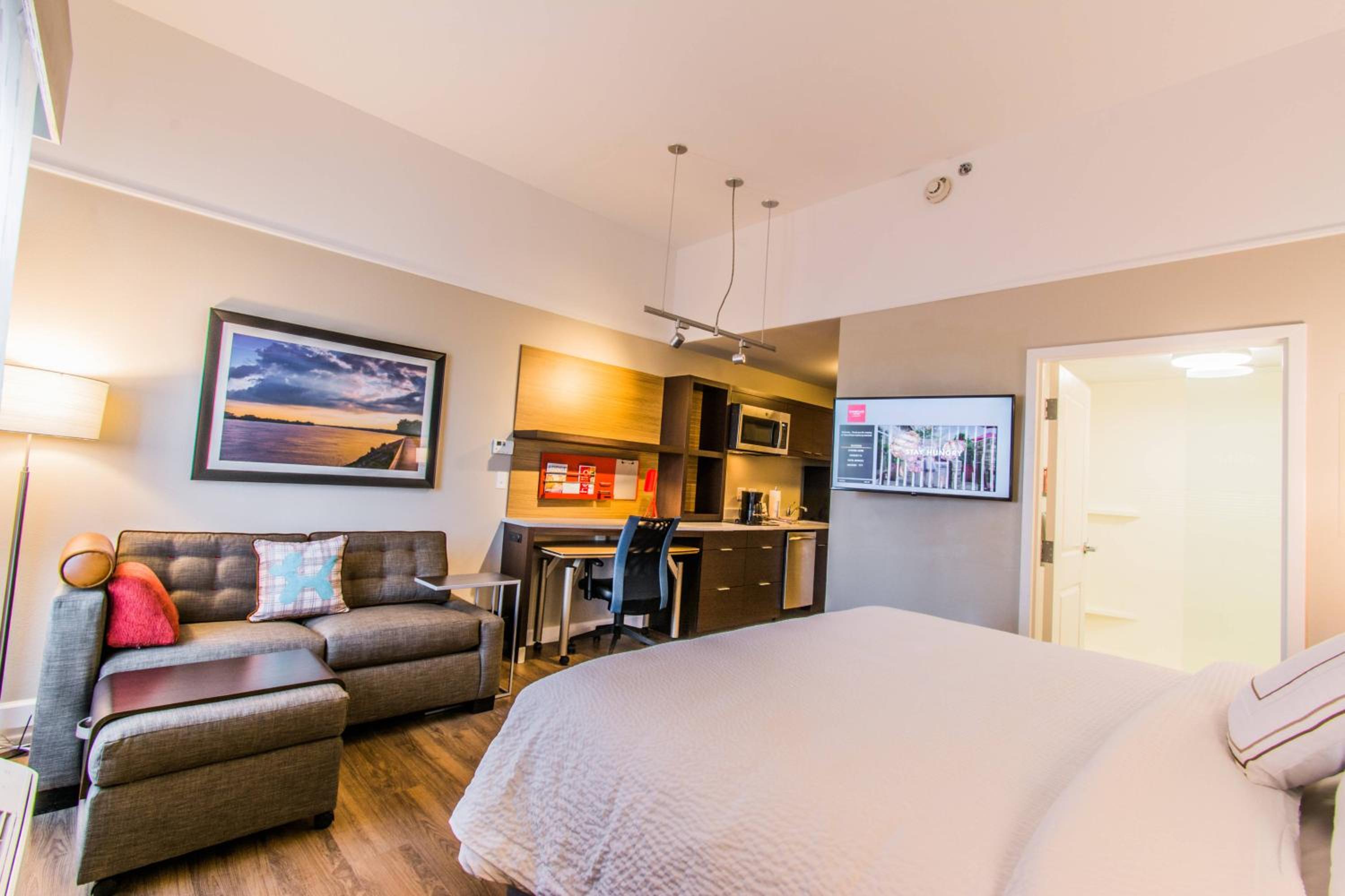 King Studio with Sofa Bed and Adapted Tub - Mobility Accessible photo 2