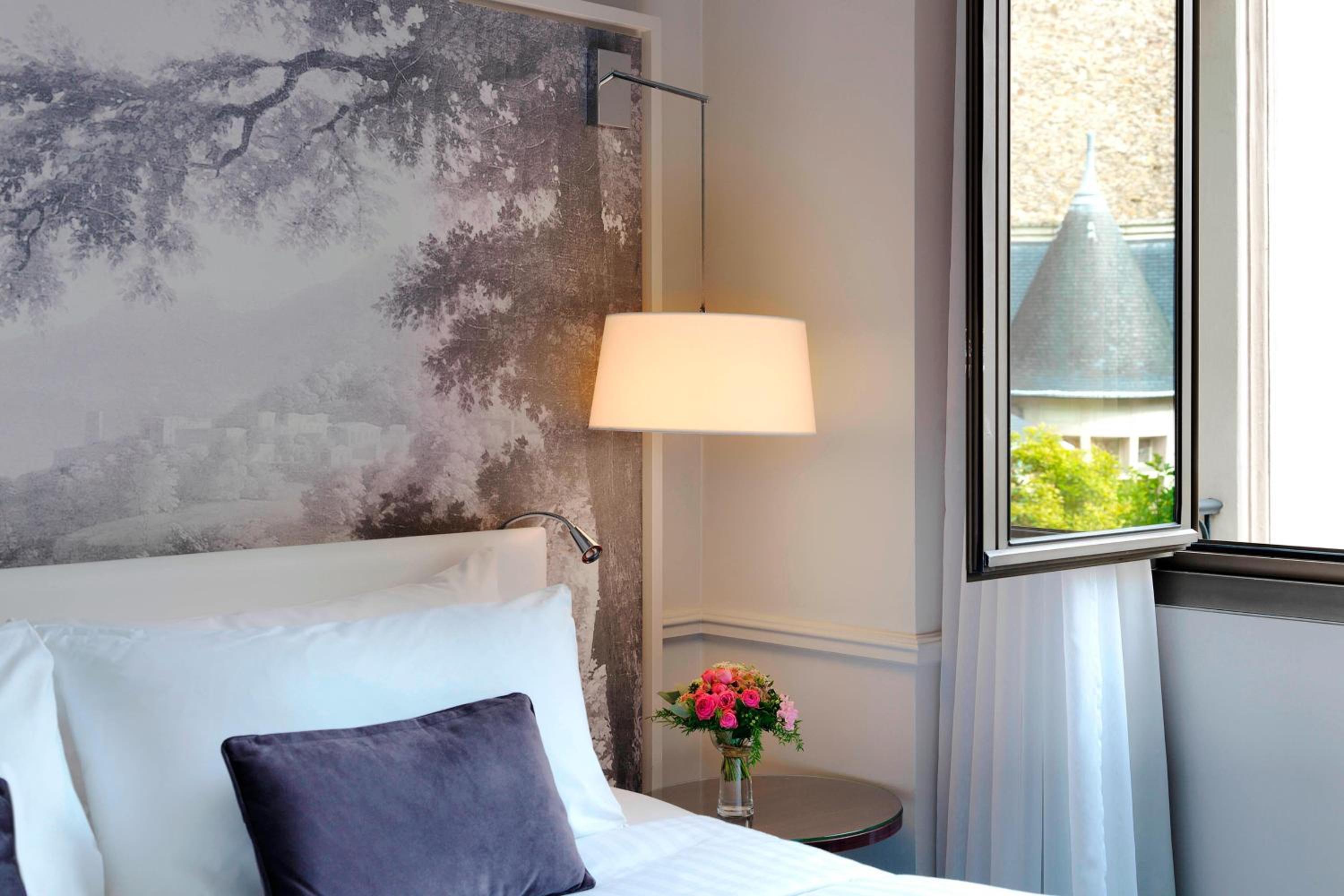 Deluxe Queen Room with Garden View photo 2