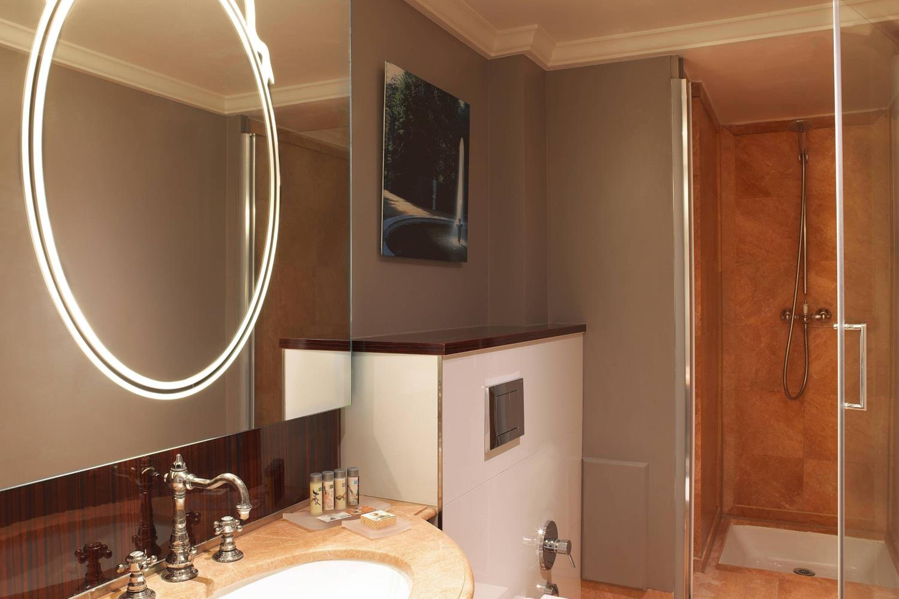 Deluxe King Room with Garden View photo 2