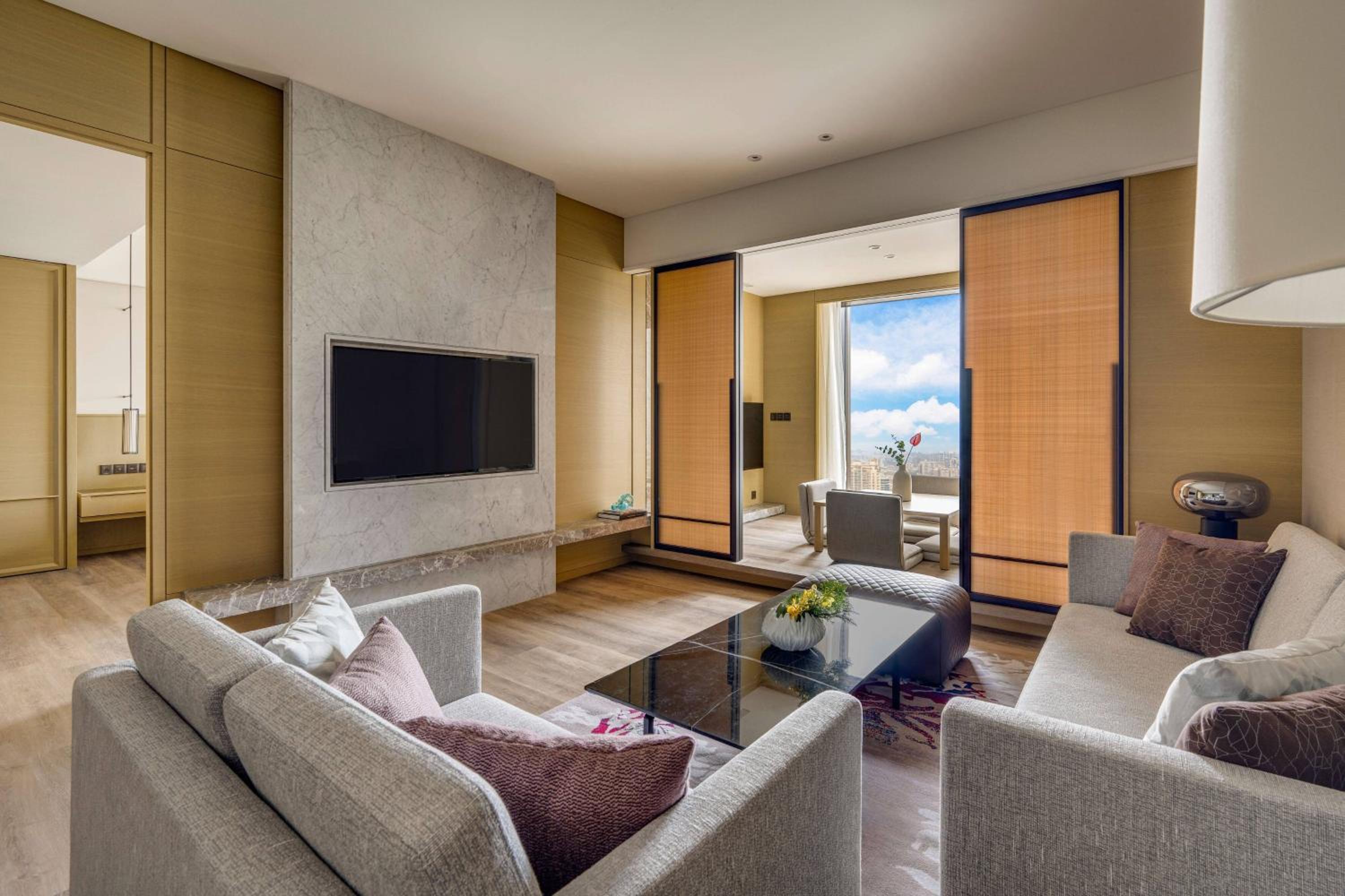 One-Bedroom Executive Grand King Suite with Executive Lounge Access, photo 6
