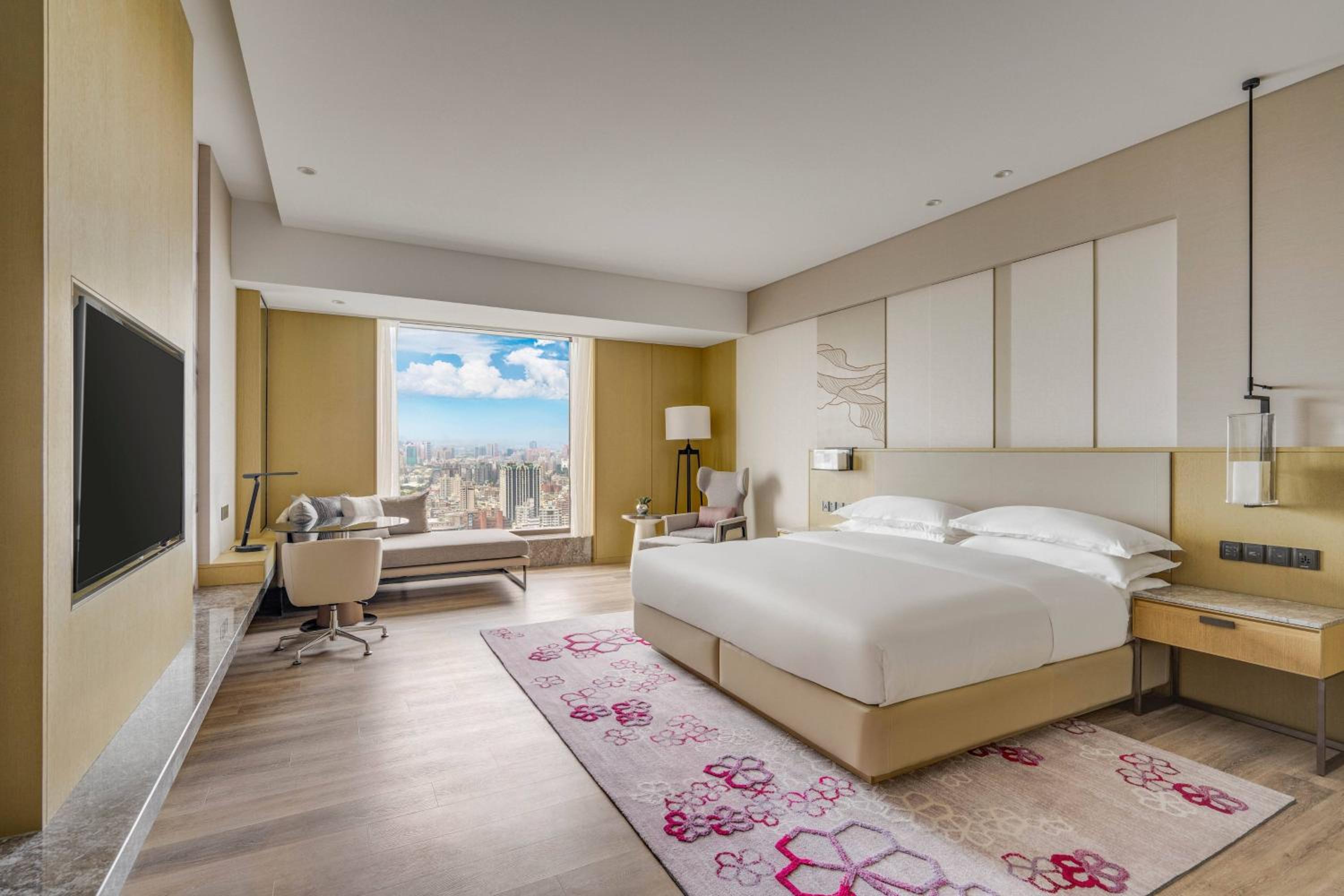 Executive Deluxe King Room with Executive Lounge Access, photo 6