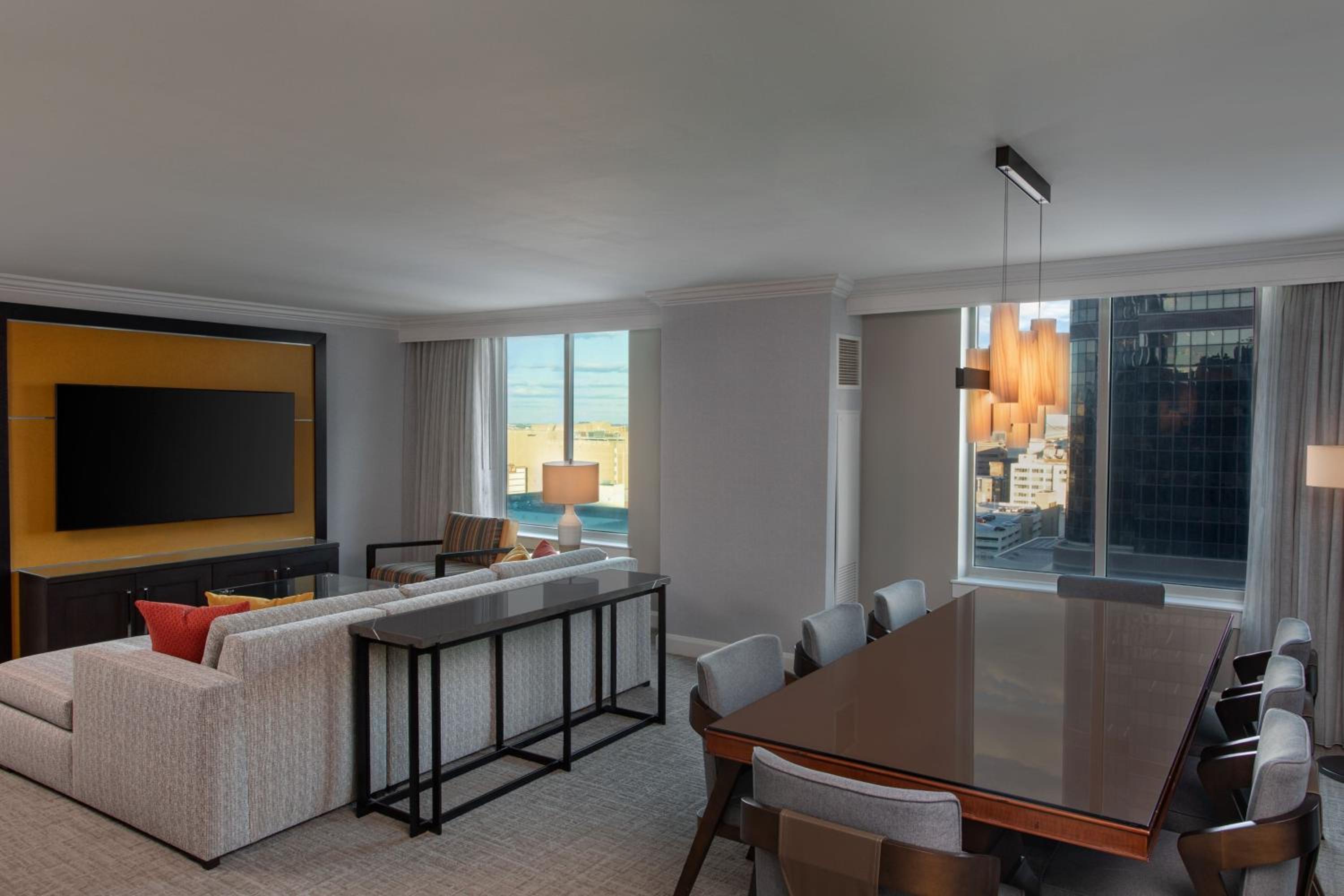 Vise Presidential King Suite with Sofa Bed - Main Building