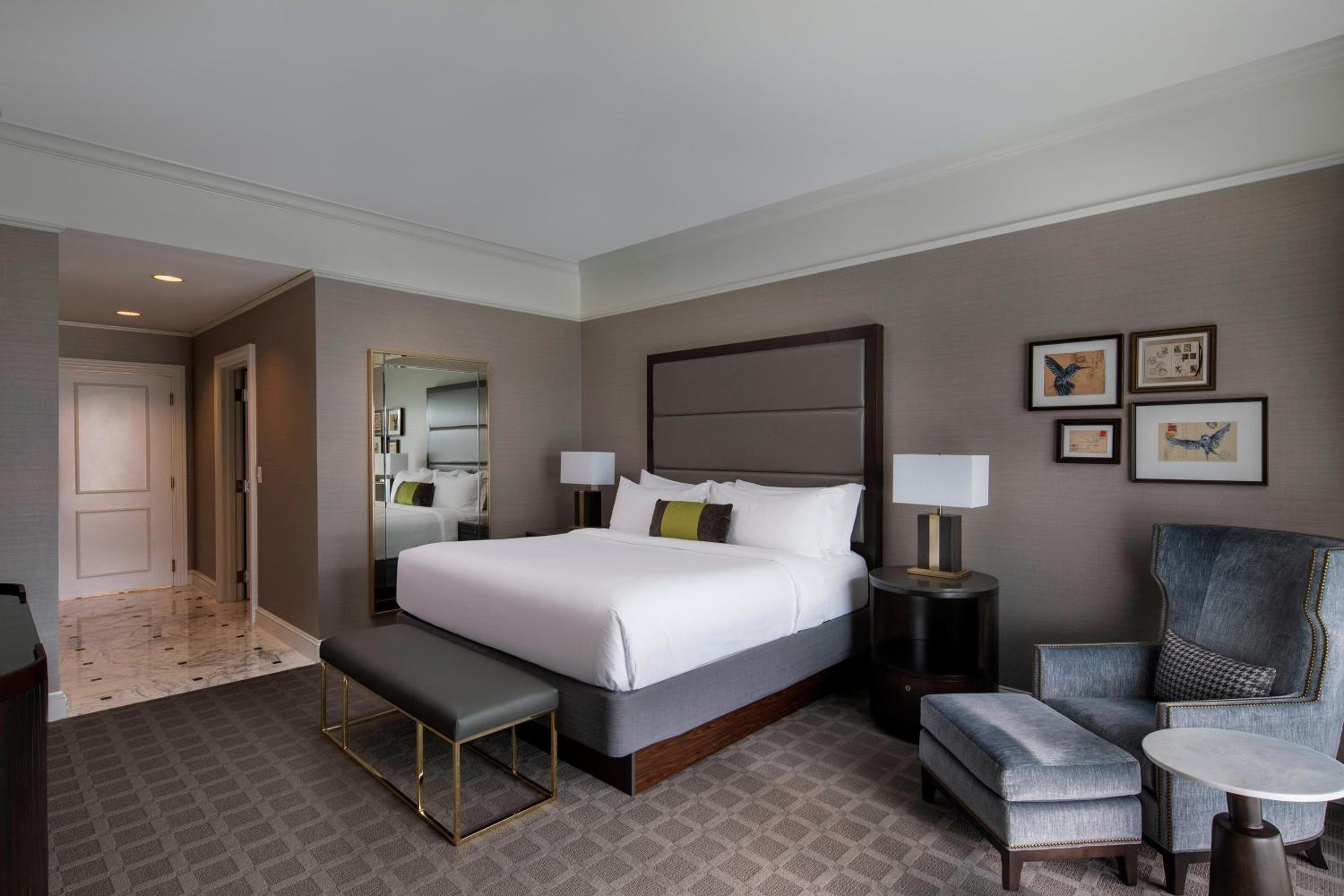 Deluxe, Guest room, 1 King - Photo 3