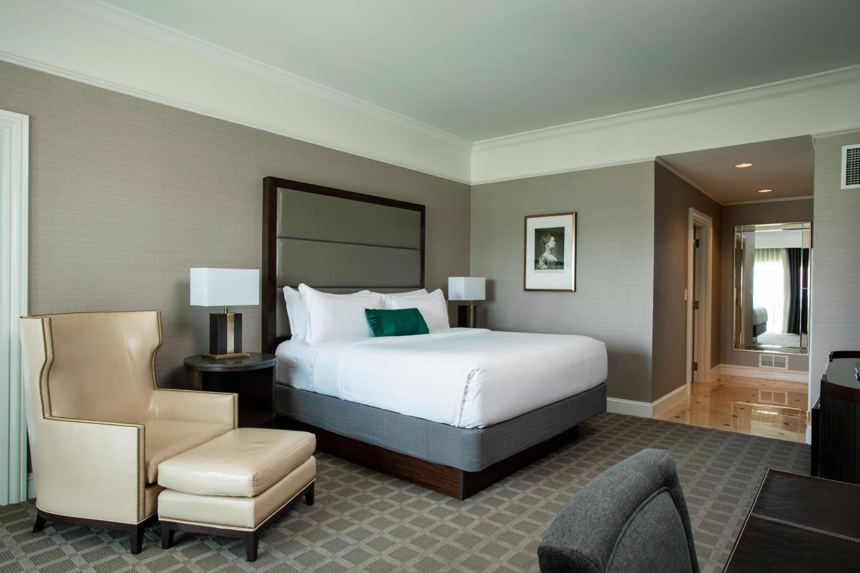 One-Bedroom Executive Suite with Balcony - Photo 6