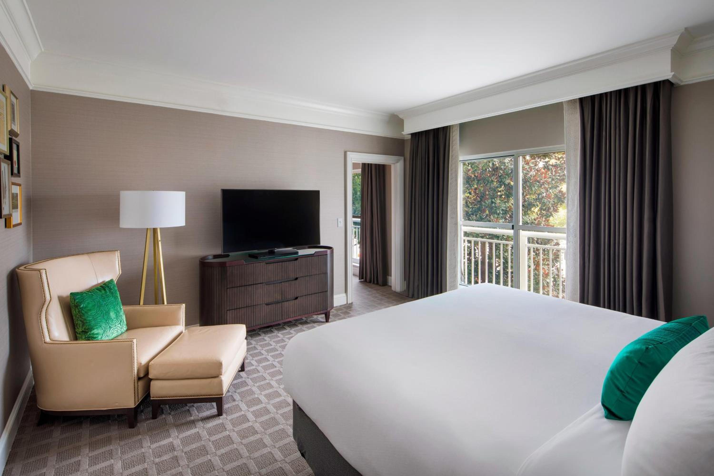 1 Bedroom Junior Suite, 1 King - Photo 1