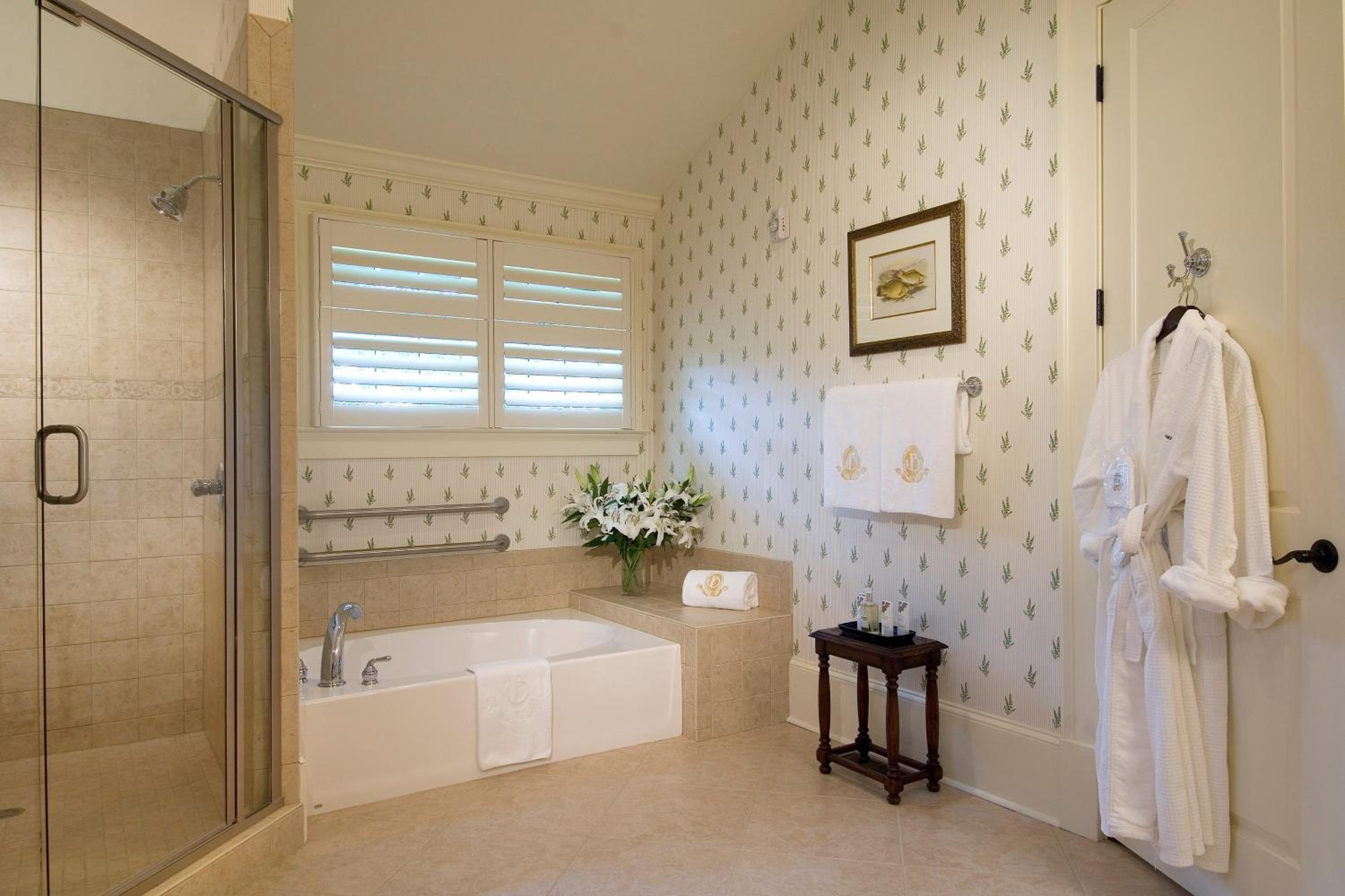 Four-Bedroom Cottage with Balcony and Fireplace - Photo 3