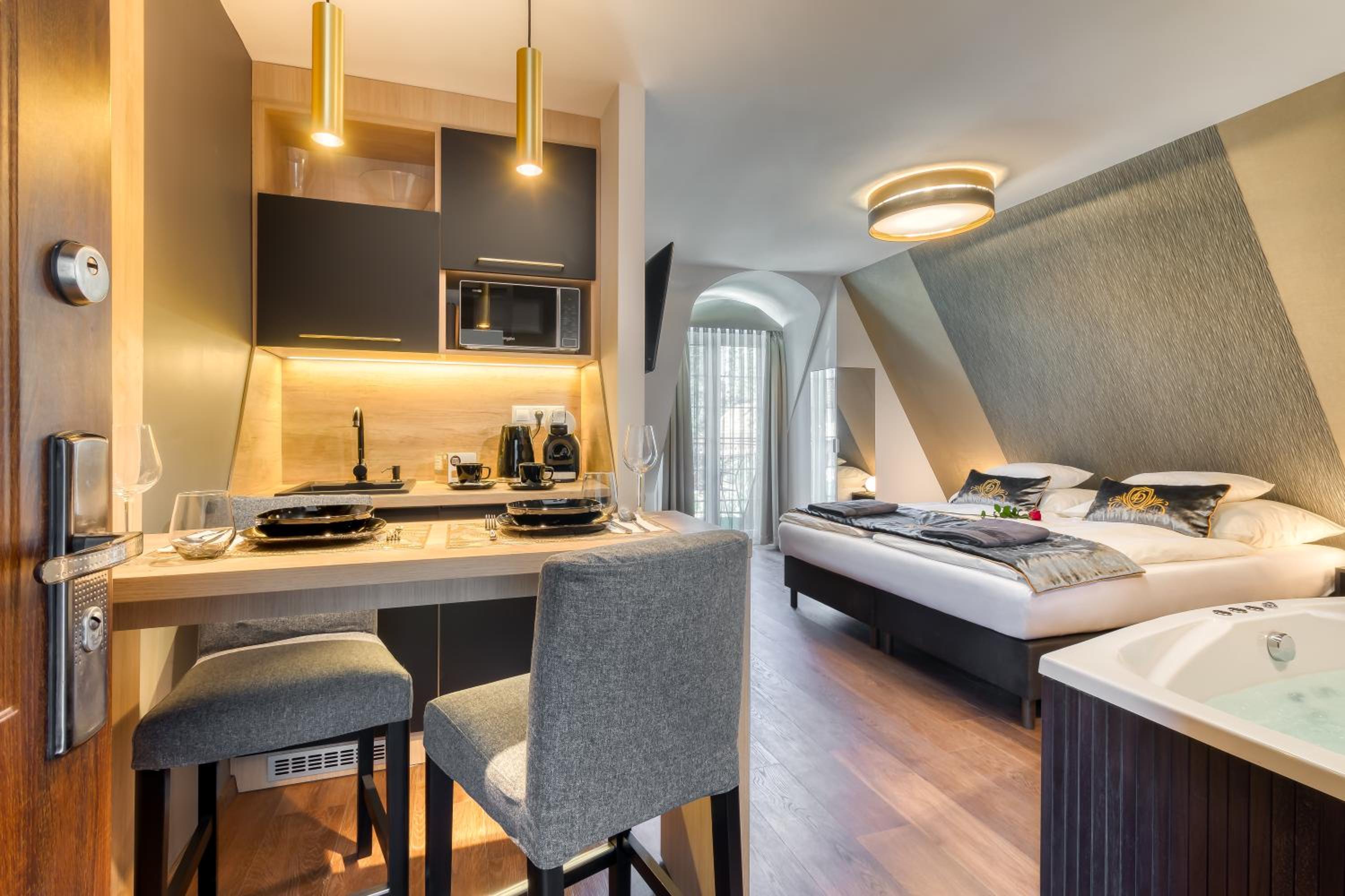 Deluxe Suite with Spa Bath - Photo 9