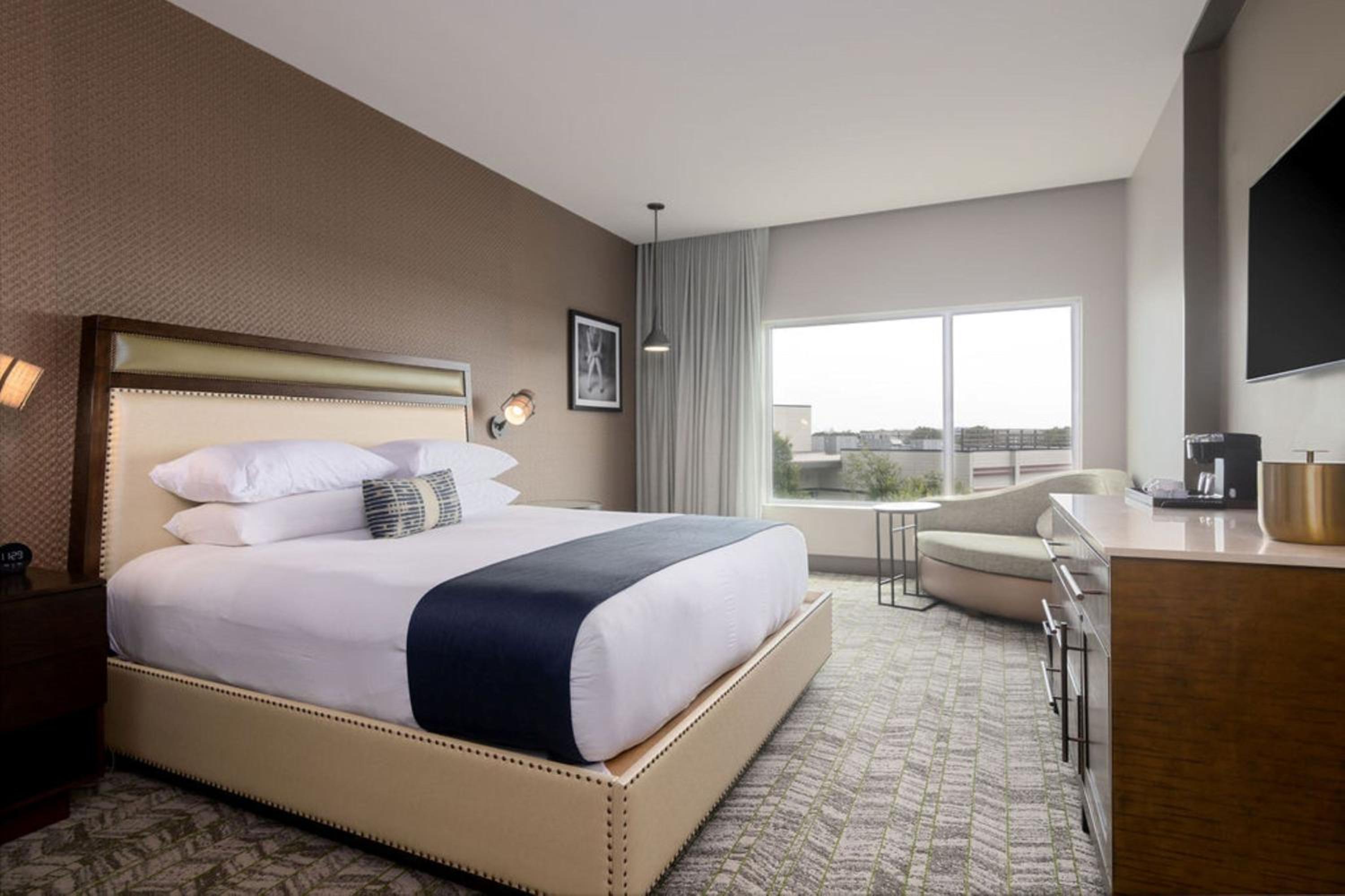 Deluxe King Room with Roll-in Shower - Mobility Accessible photo 3