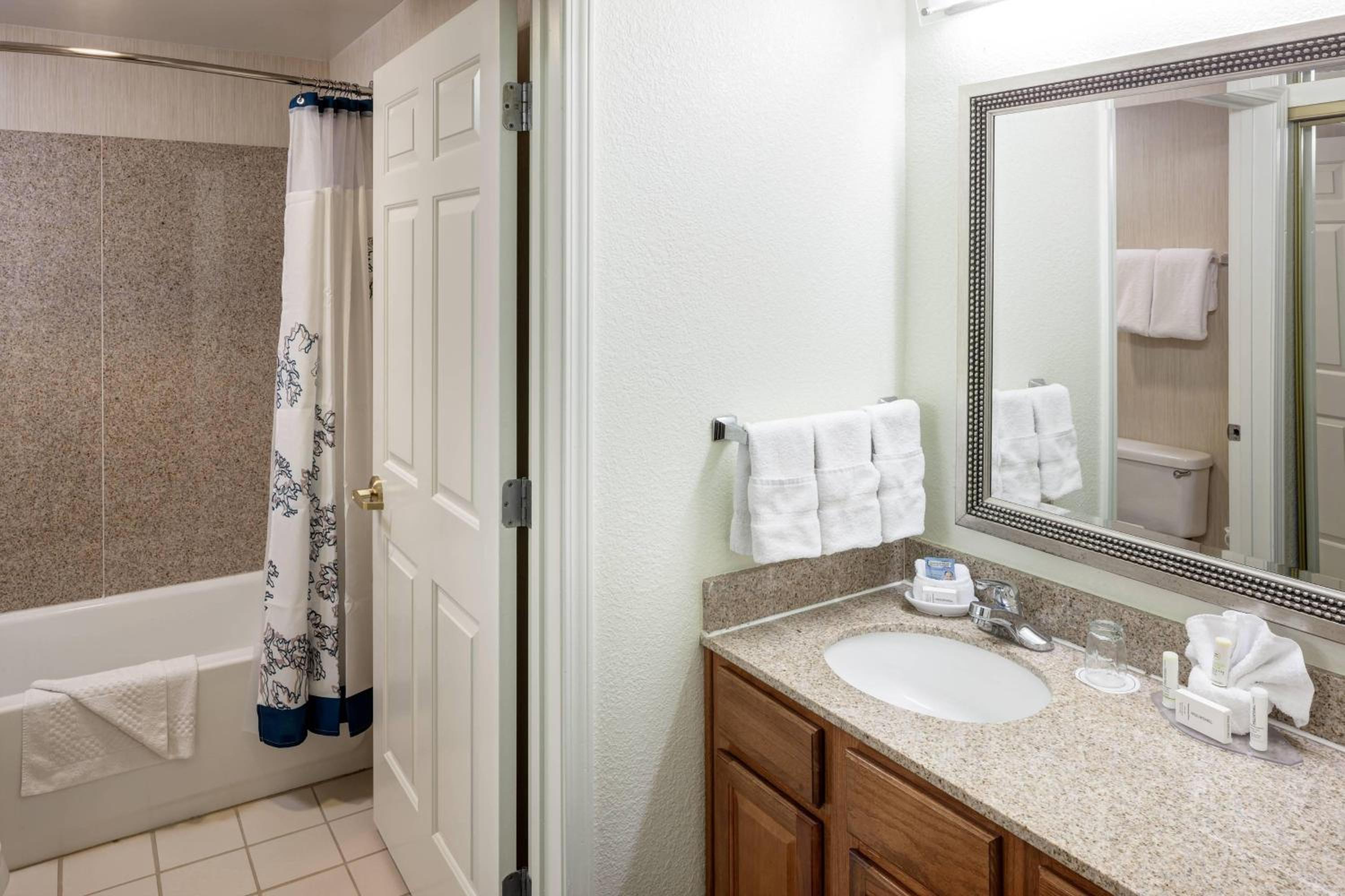 One-Bedroom Queen Suite - Photo 5