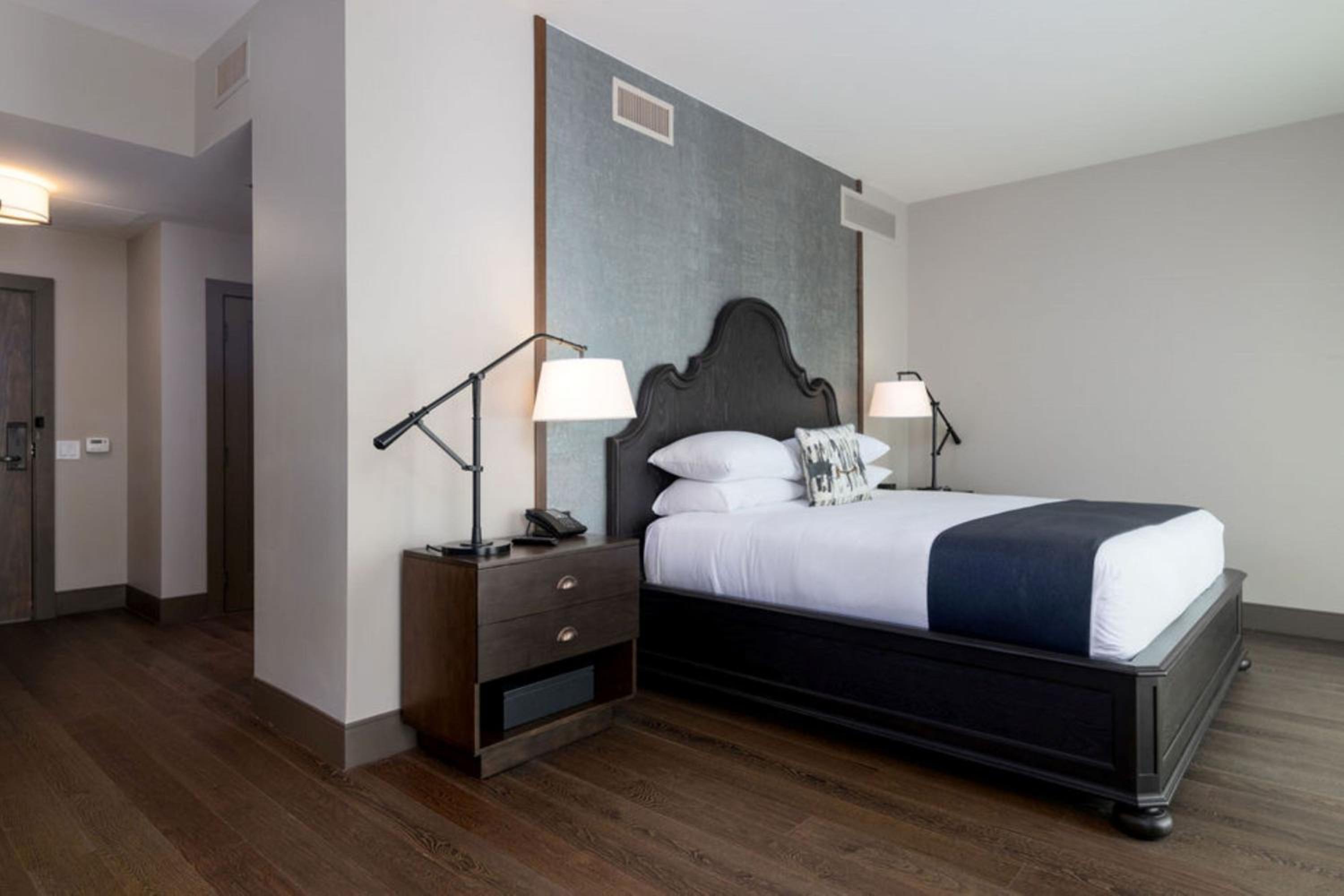 Junior King Suite photo 1