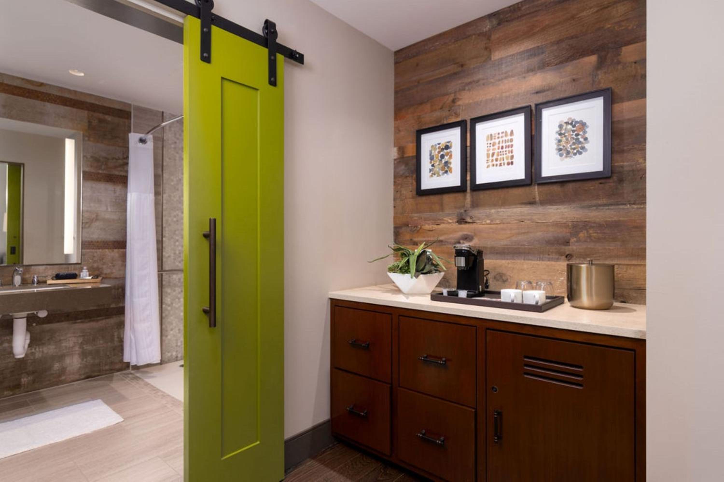Junior King Suite photo 2