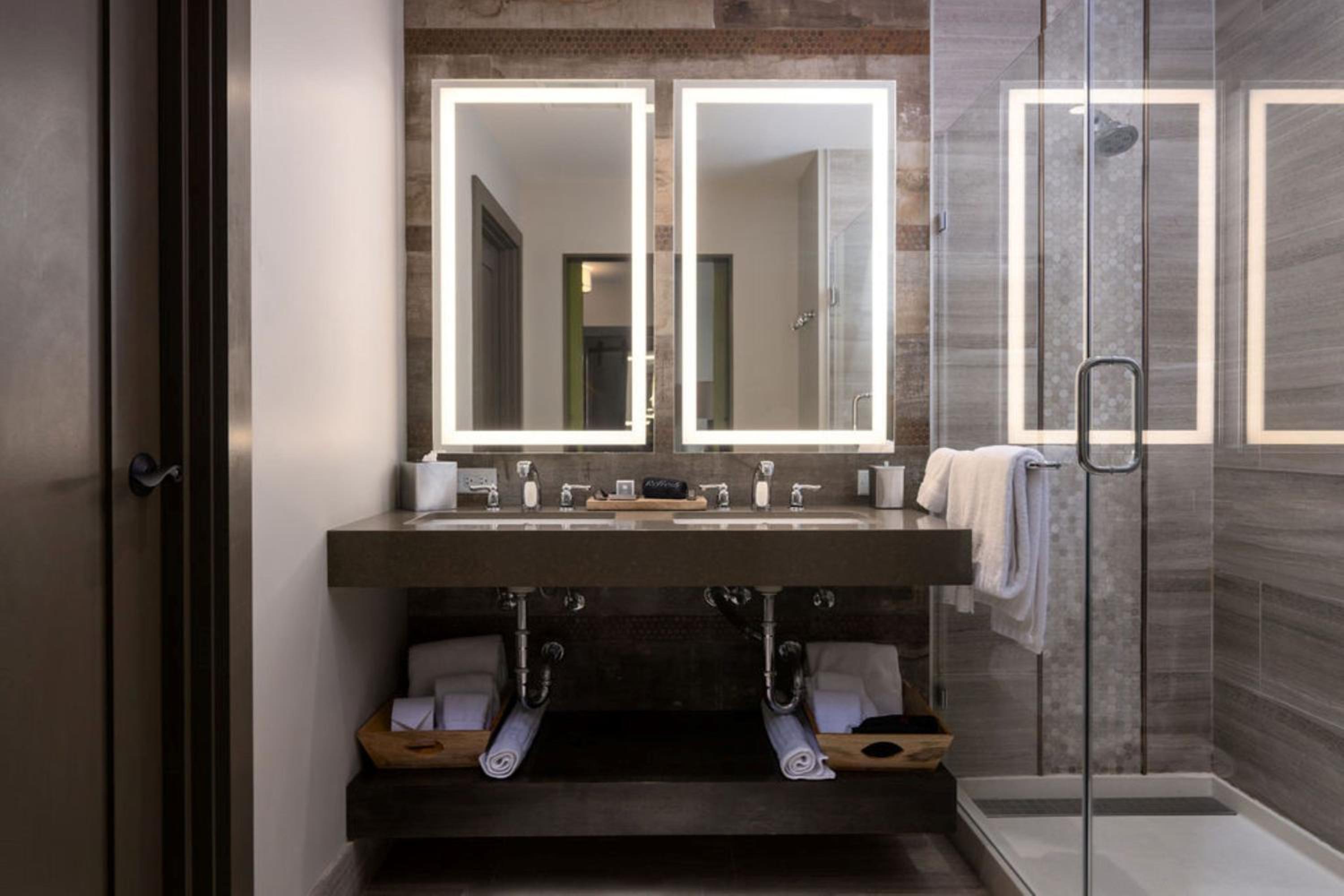 Junior King Suite photo 3