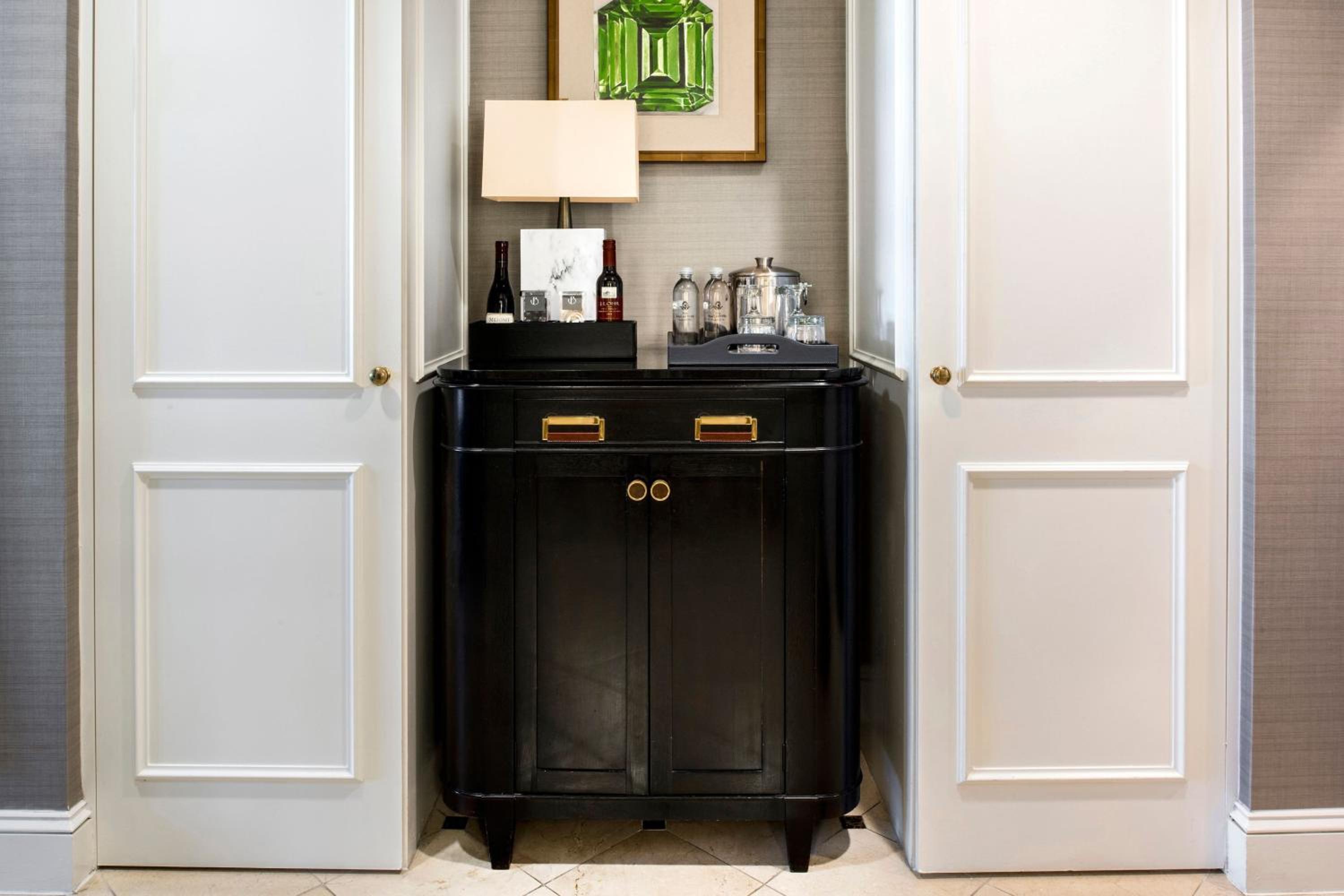 Deluxe, Guest room, 1 King - Photo 4
