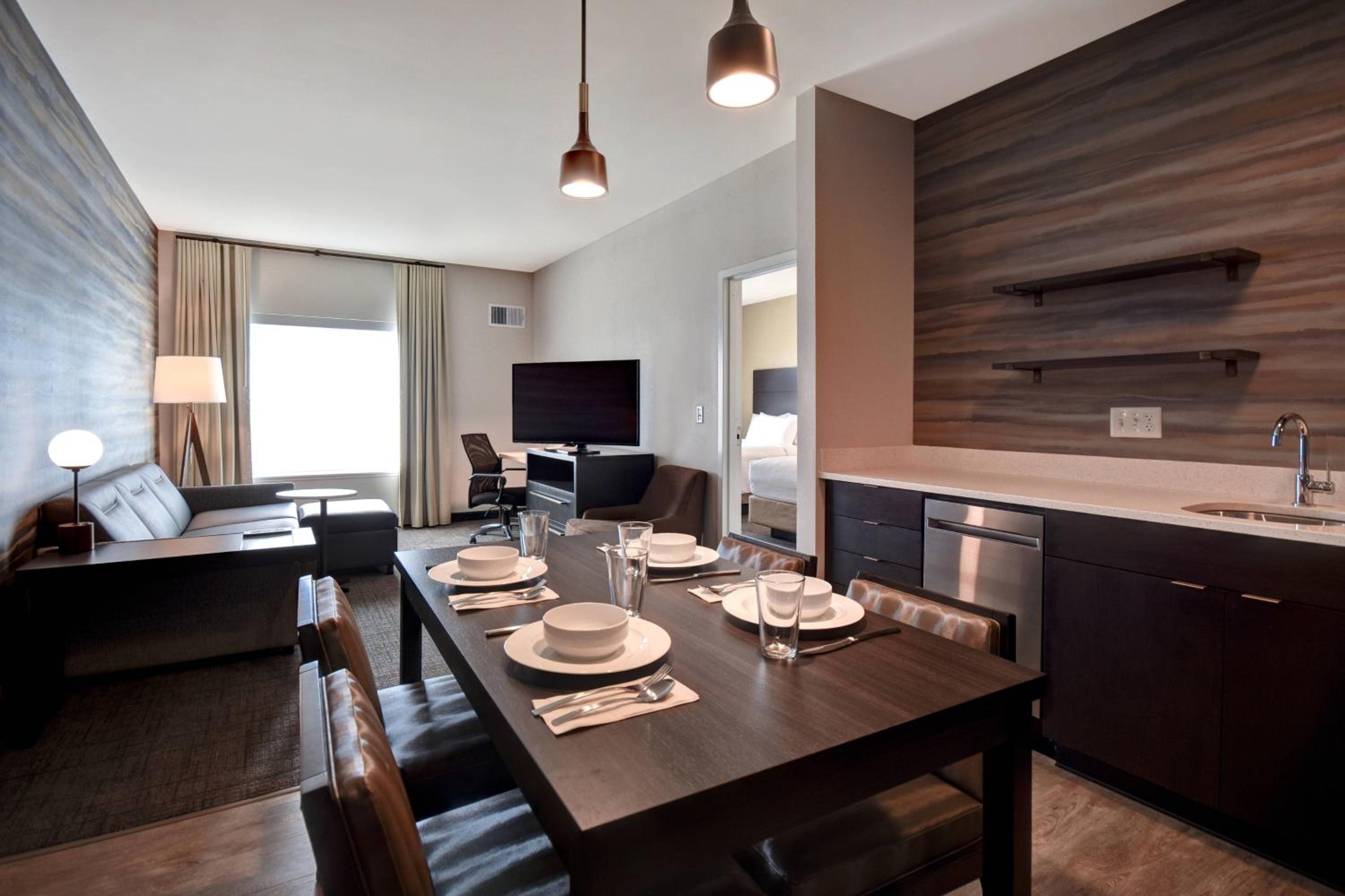 1 Bedroom Suite, 2 Queen, Sofa bed - Photo 1