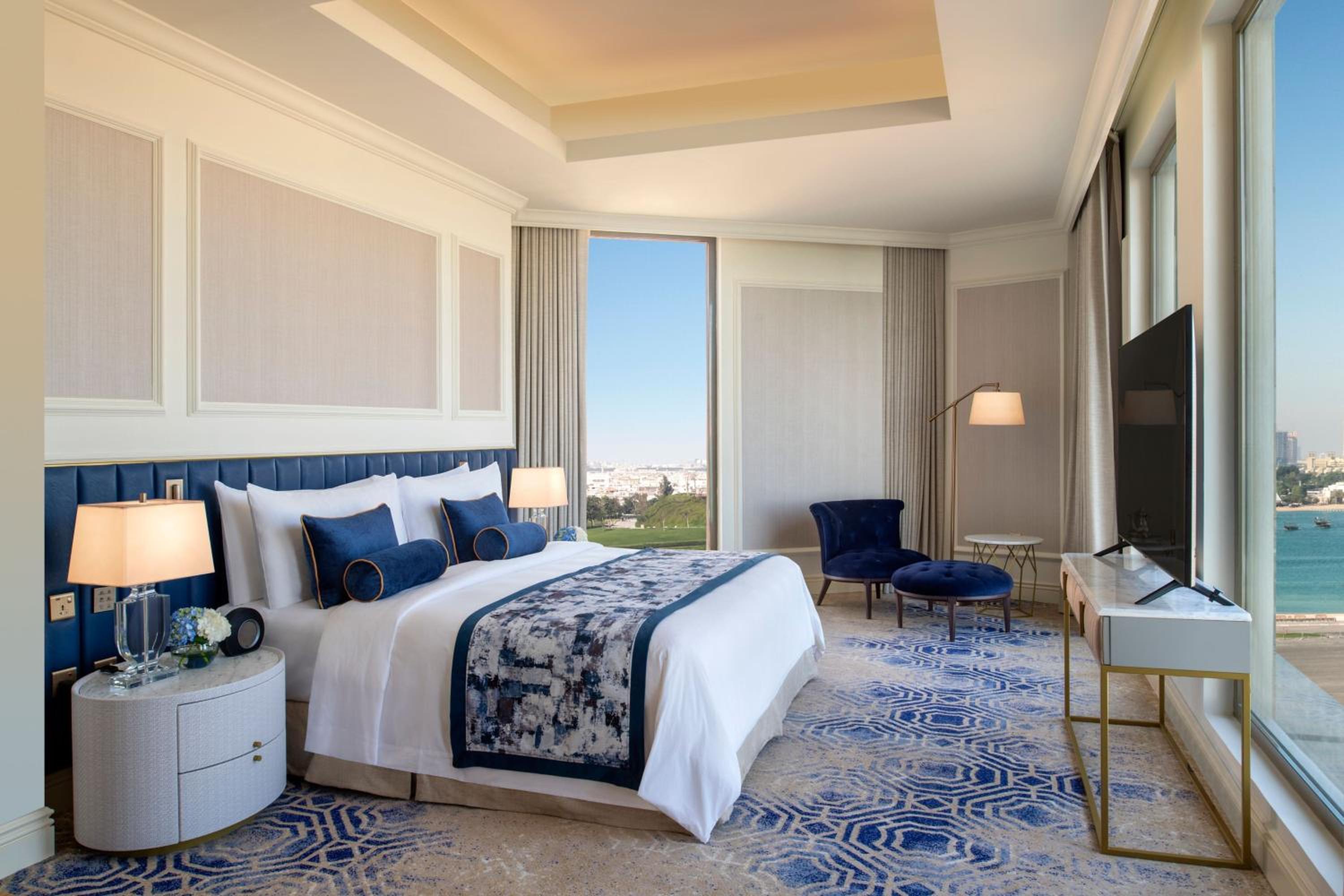 Caroline Astor, 1 Bedroom Executive Suite, 1 King - Photo 2