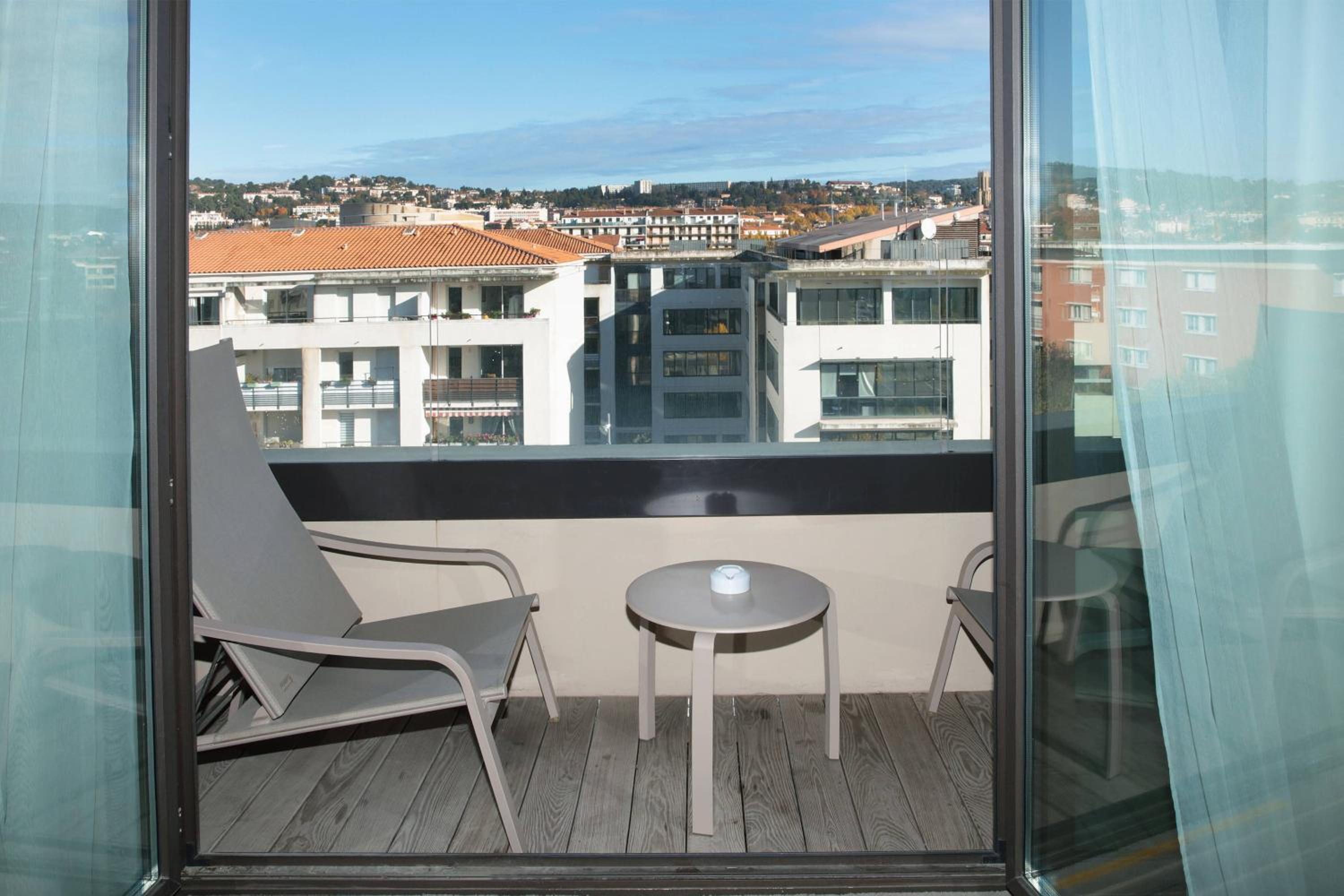 King Room with a Panoramic City View photo 1
