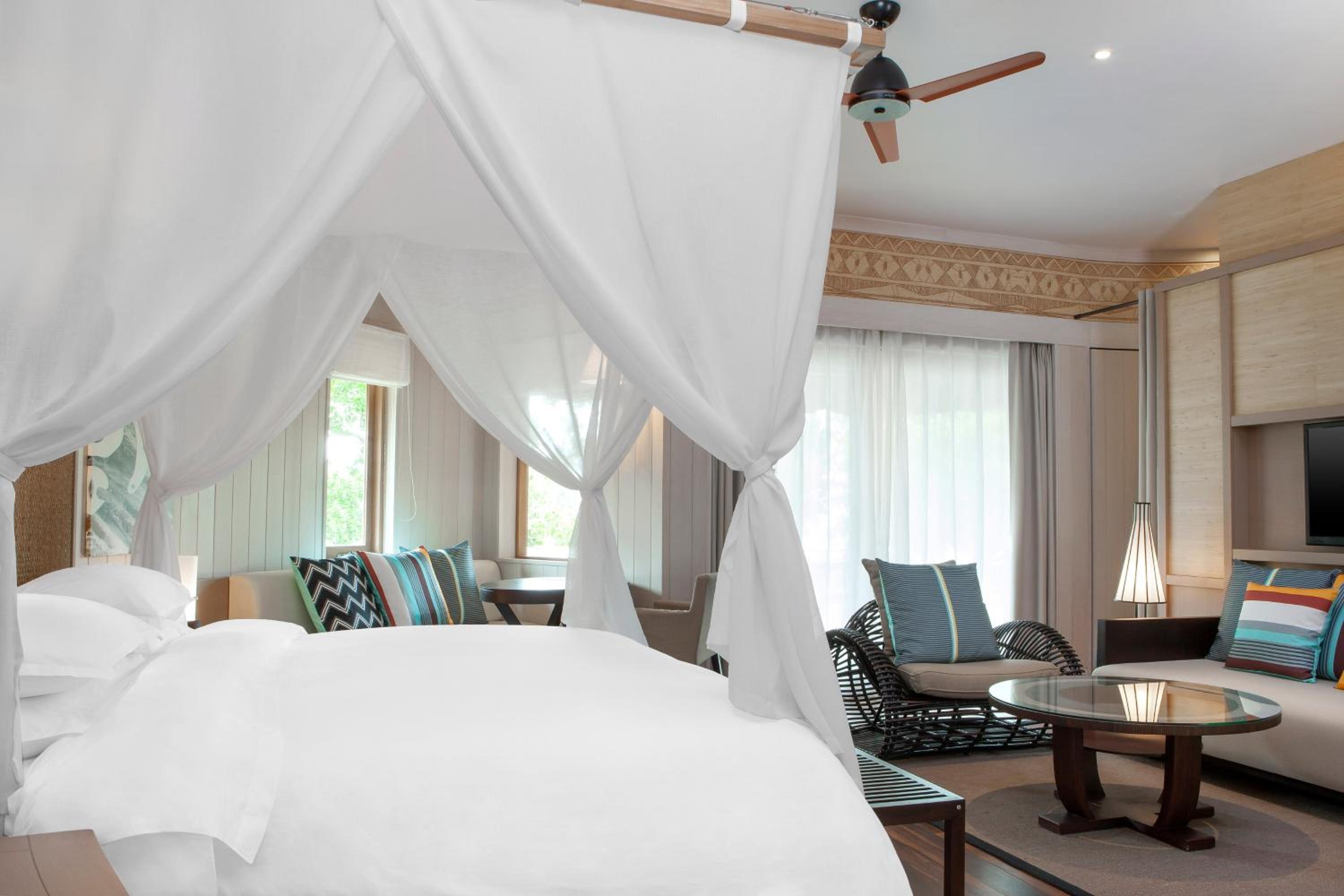 Bungalow, 1 King, Beachfront, Balcony