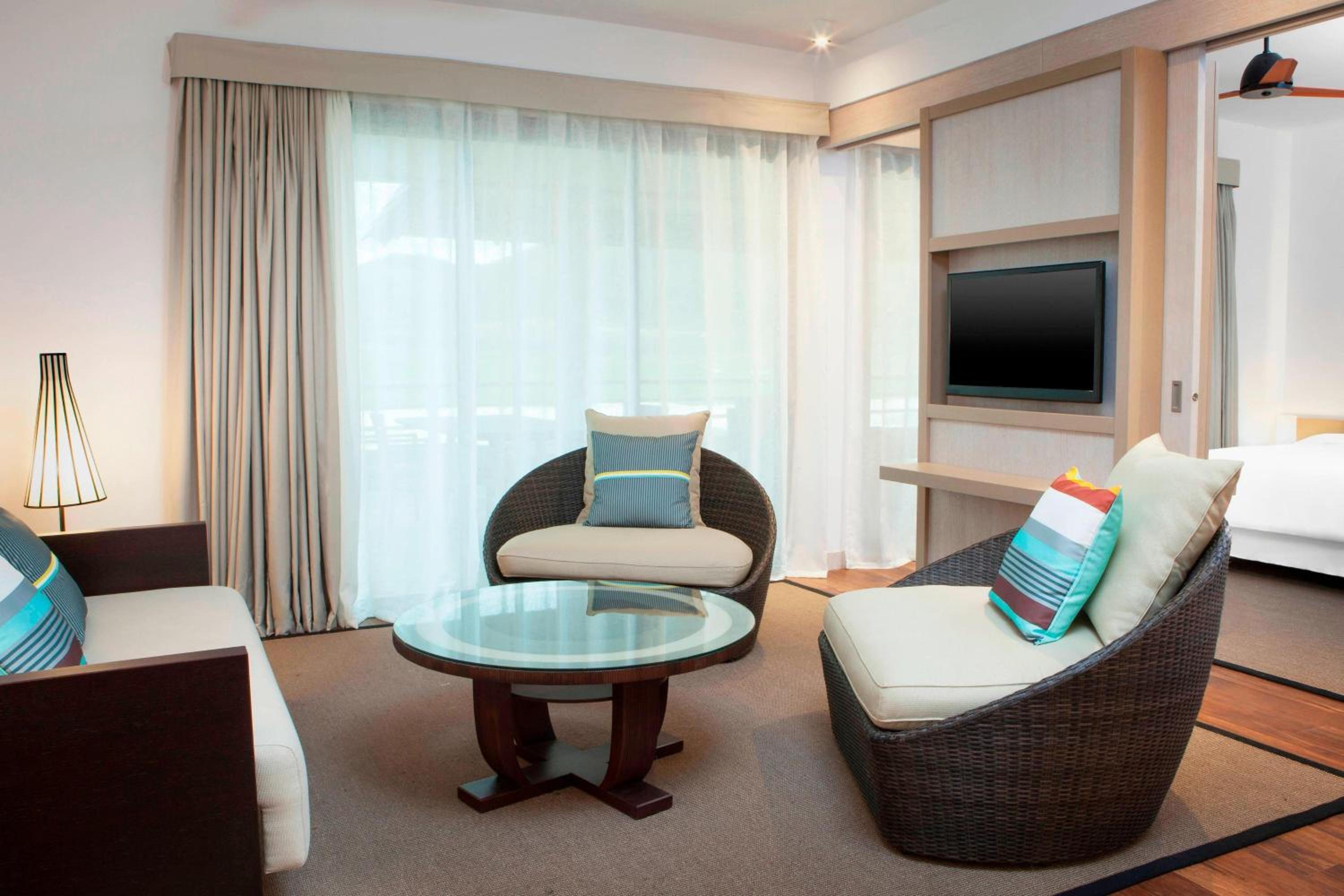 2 Bedroom Suite, 1 King, 2 Twins, Garden View, Balcony
