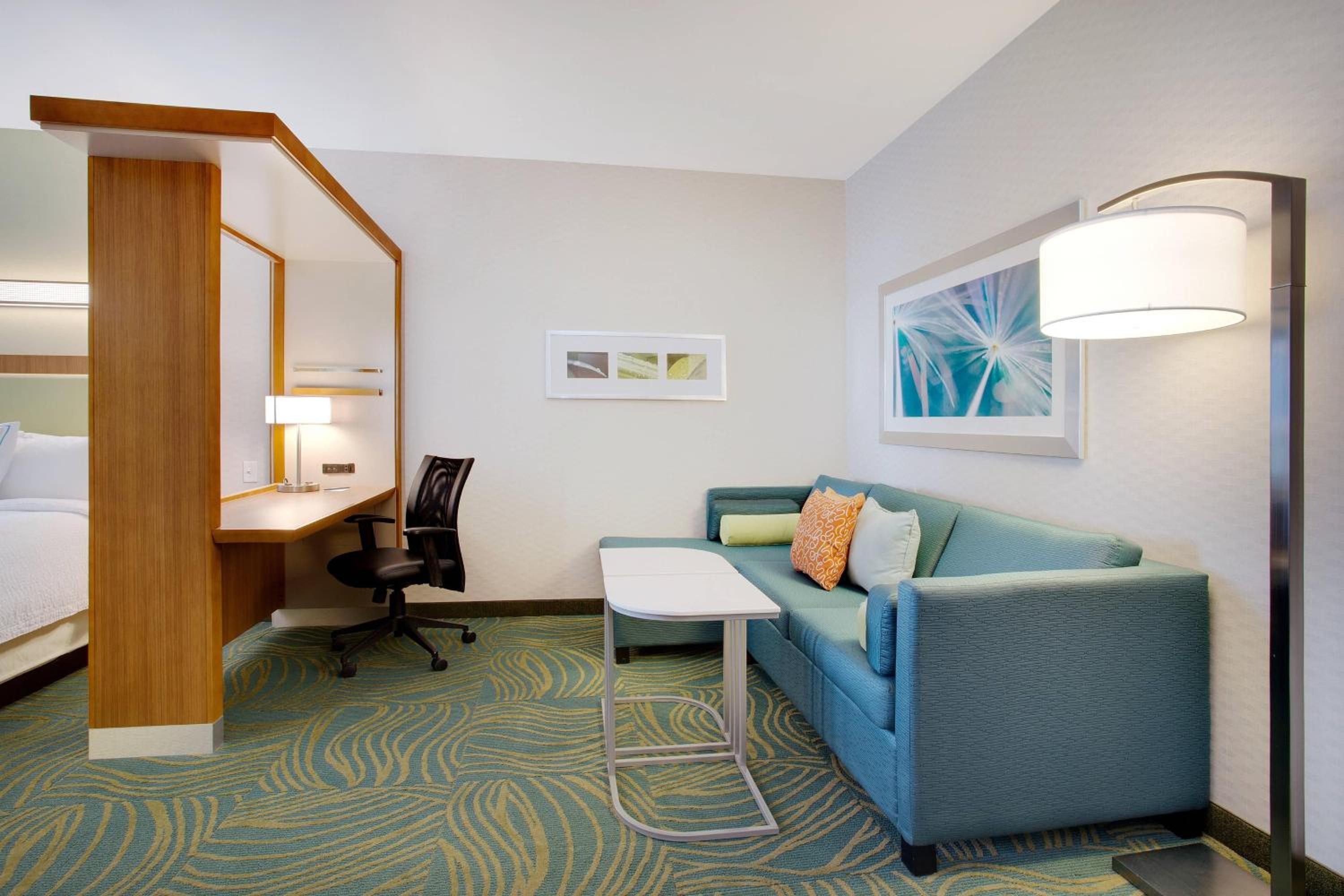 Suite with Two Queen Beds, Sofa Bed and Adapted Tub - Mobility and Hearing Accessible photo 3
