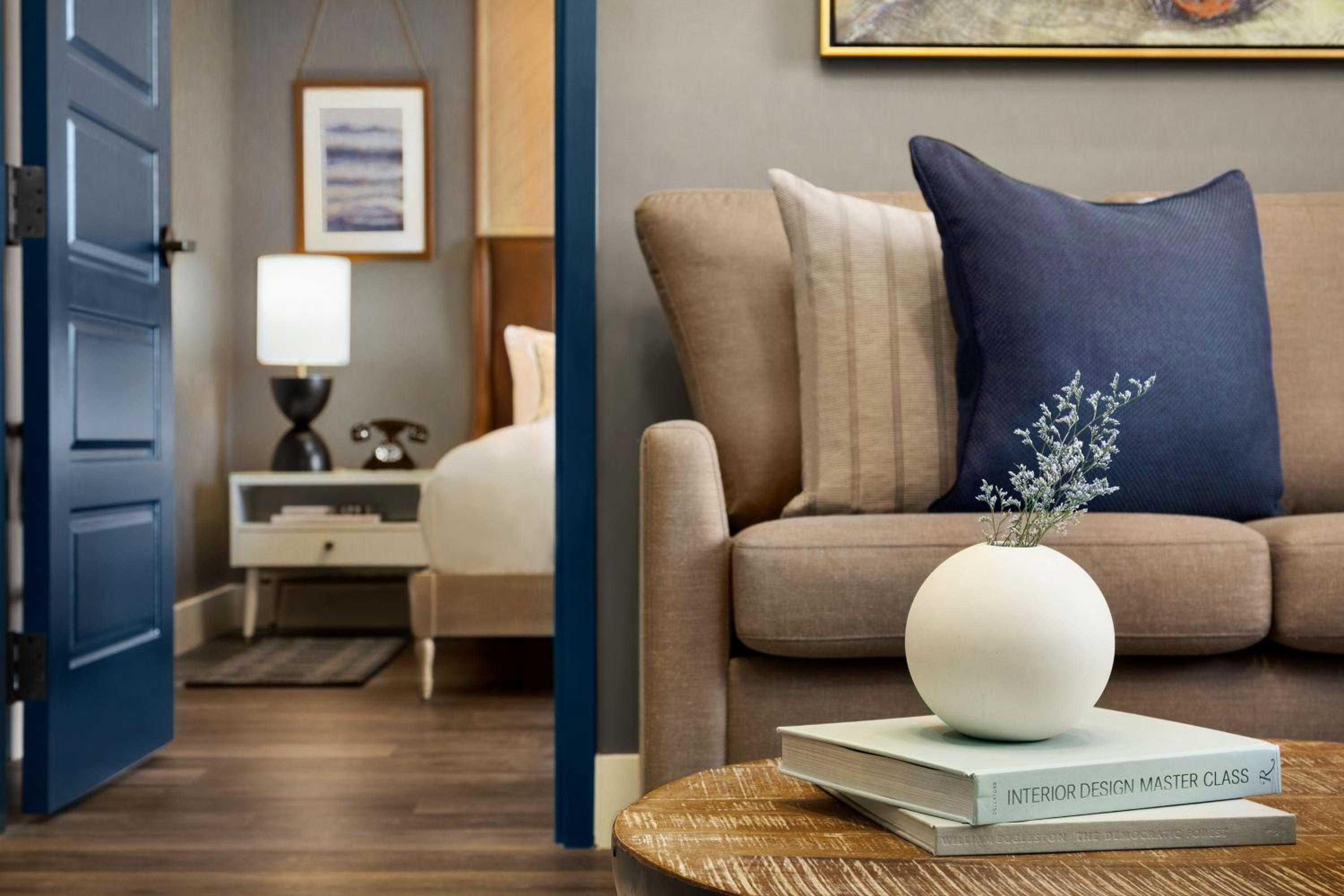 Suite, 1 King, Sofa bed - Photo 3