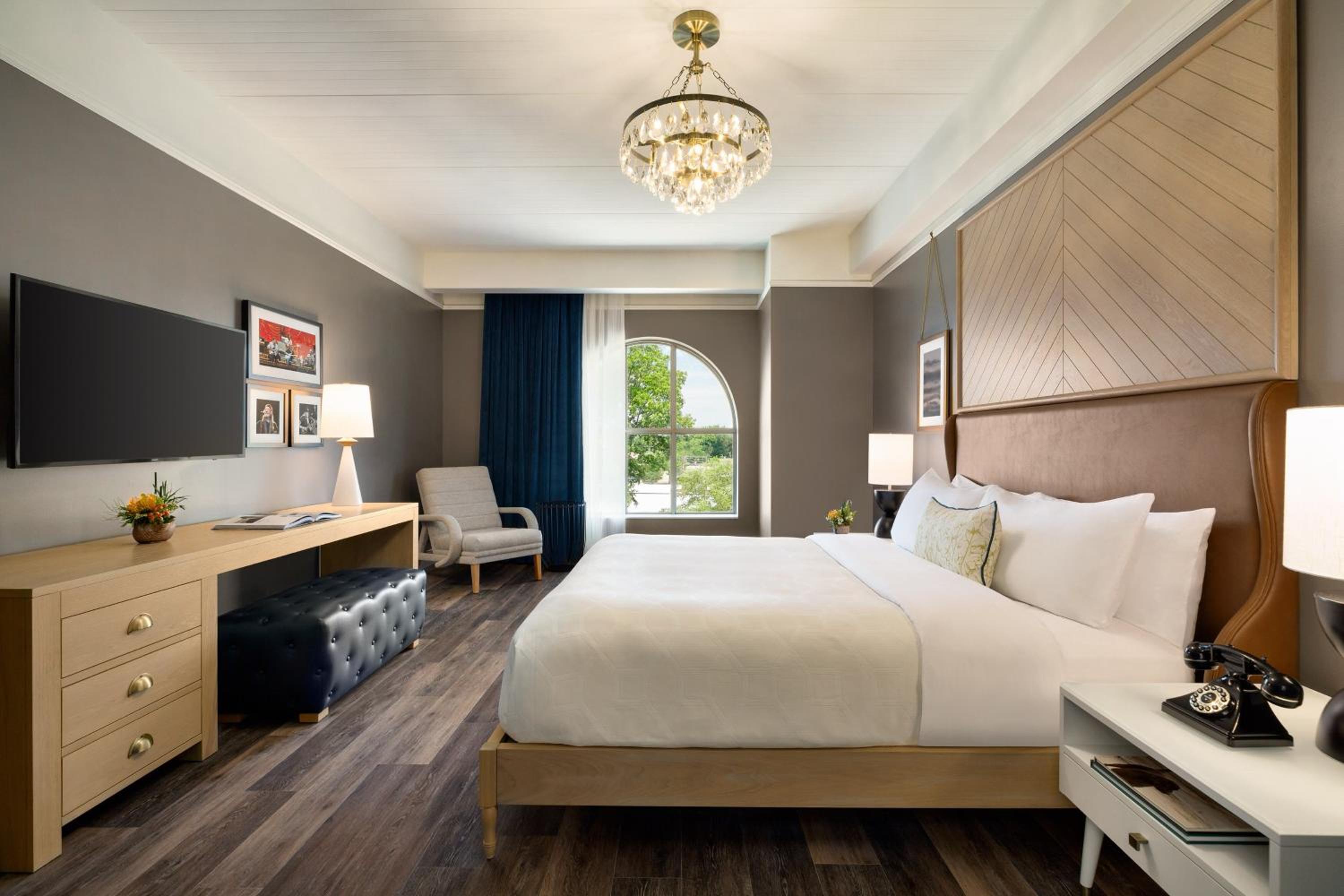 Guest Room, 1 King - Photo 5