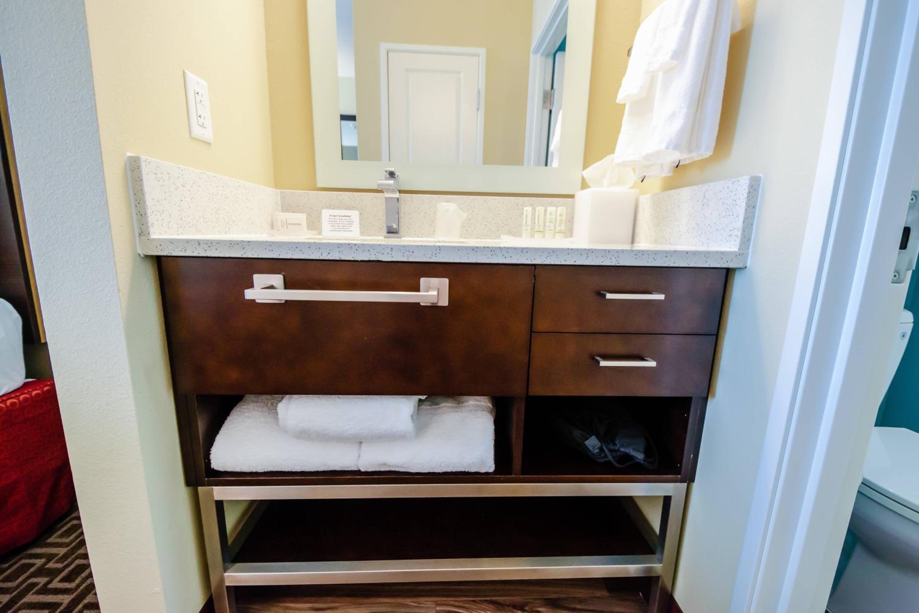 Studio with Two Queen Beds - Hearing Accessible photo 3