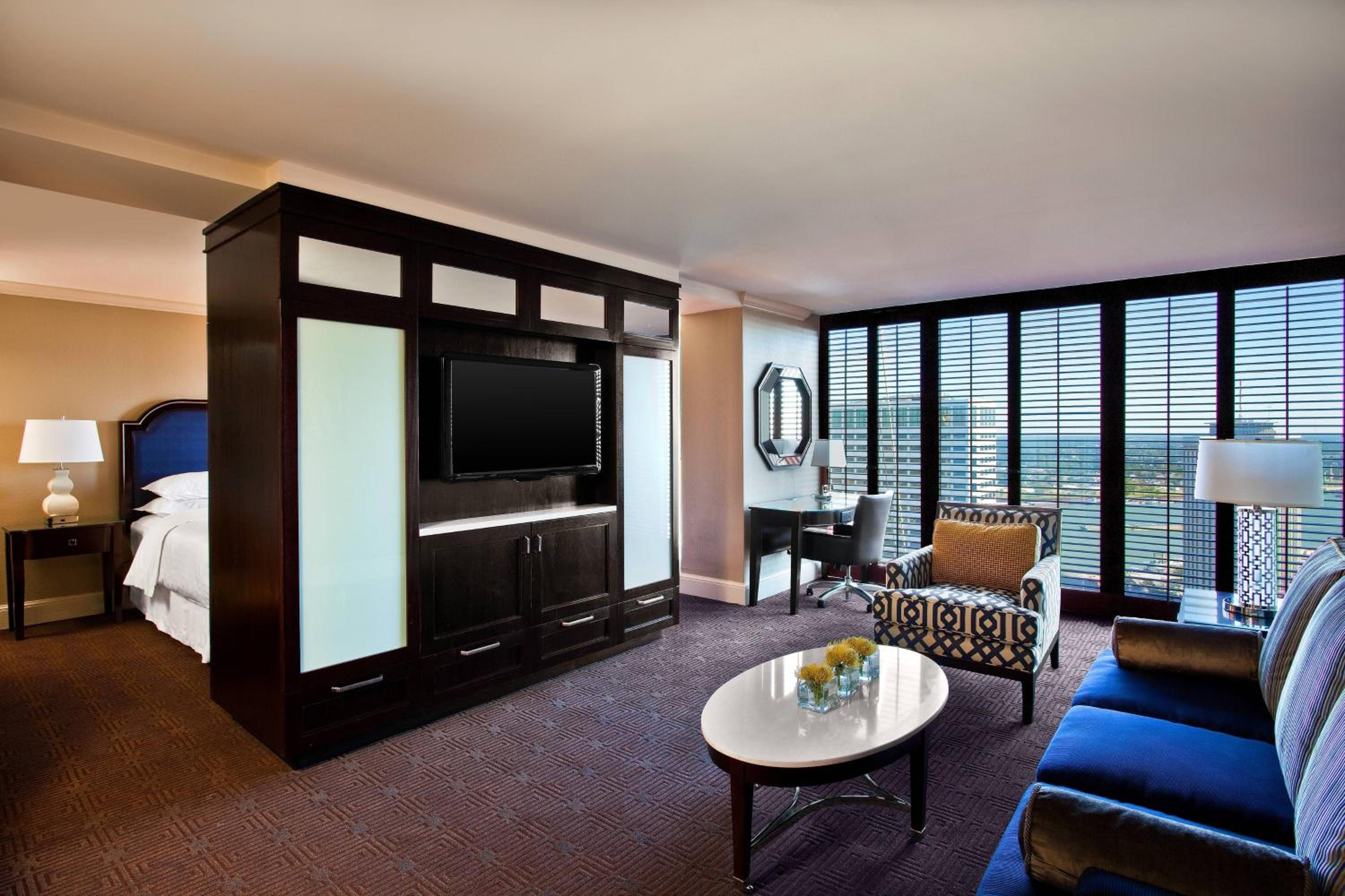 Club level, Executive Suite, 1 King, Sofa bed - Photo 1
