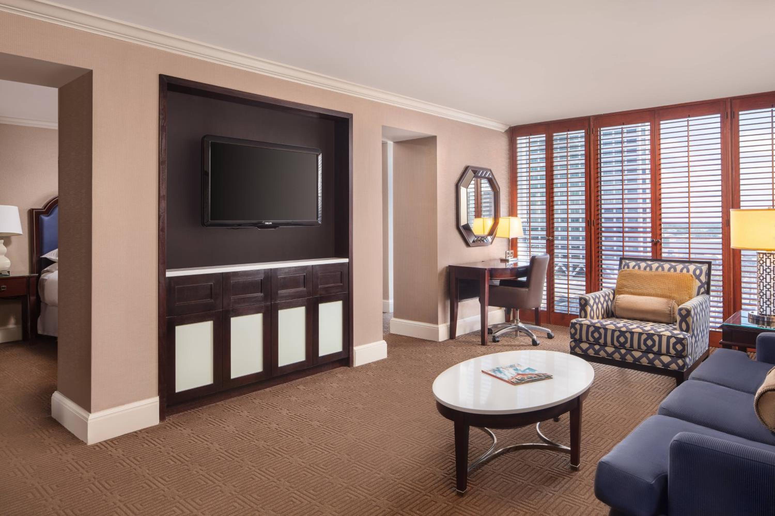 Executive Suite, 1 King, Sofa bed - Photo 1