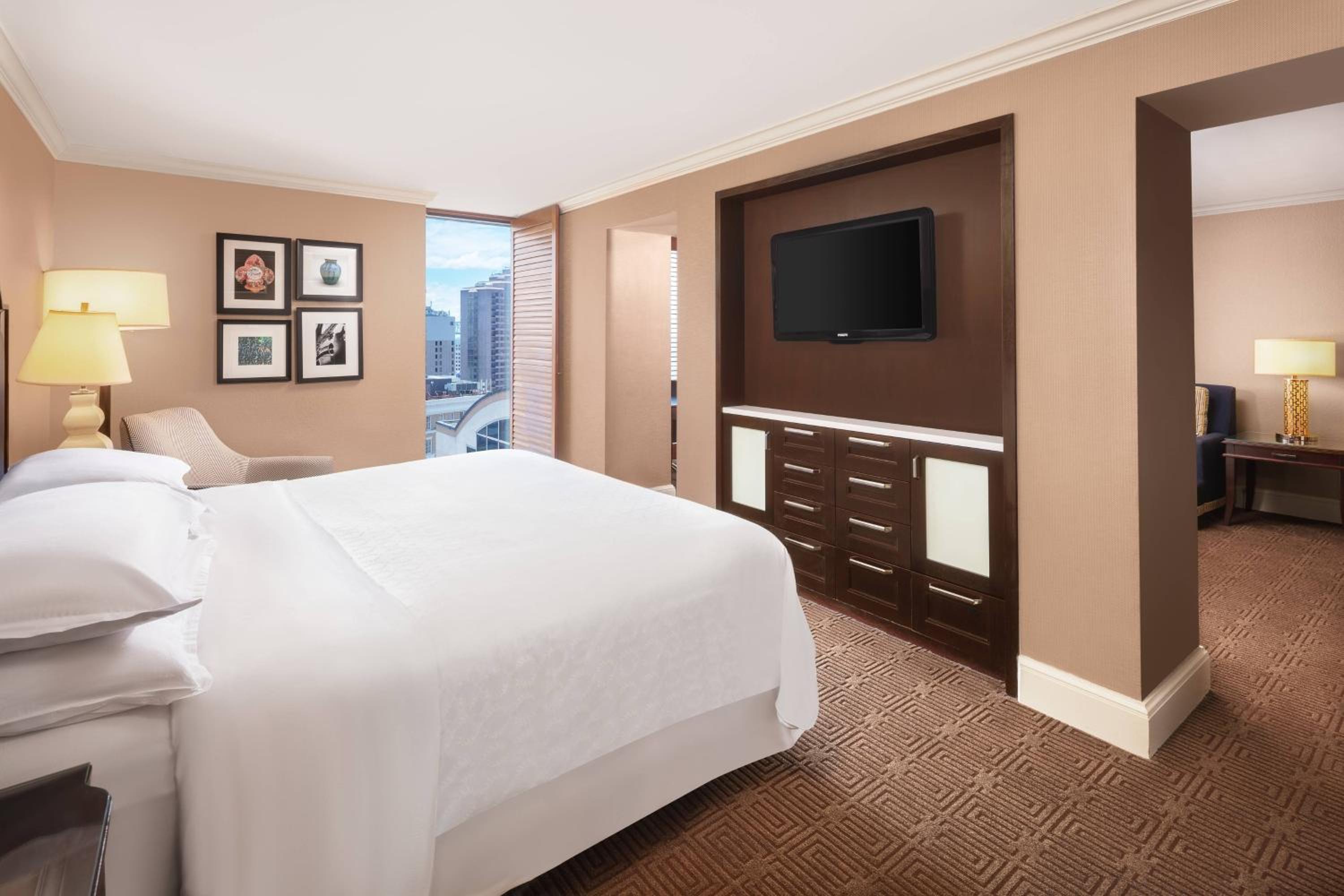 Club level, Executive Suite, 1 King, Sofa bed - Photo 2