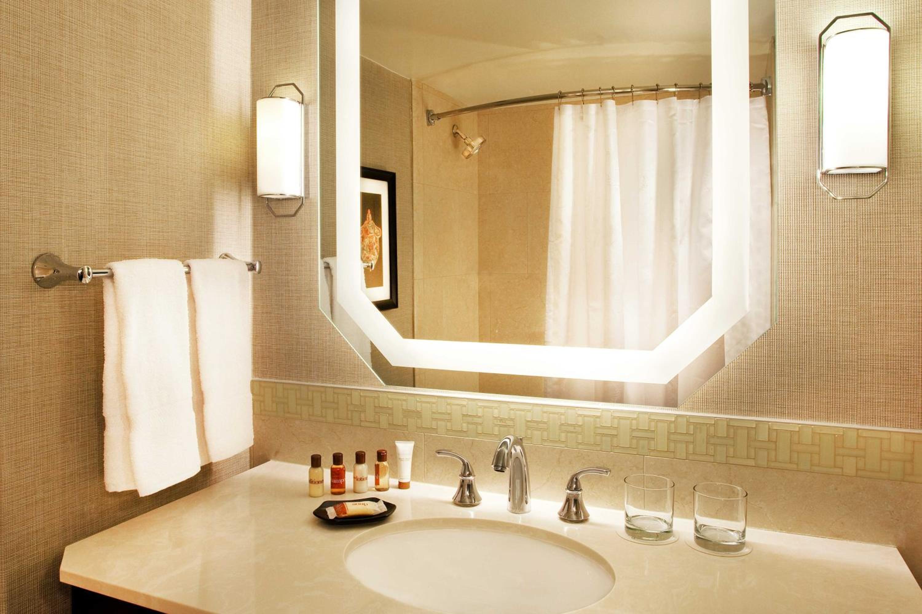 Traditional, Guest room, 1 King - Photo 6