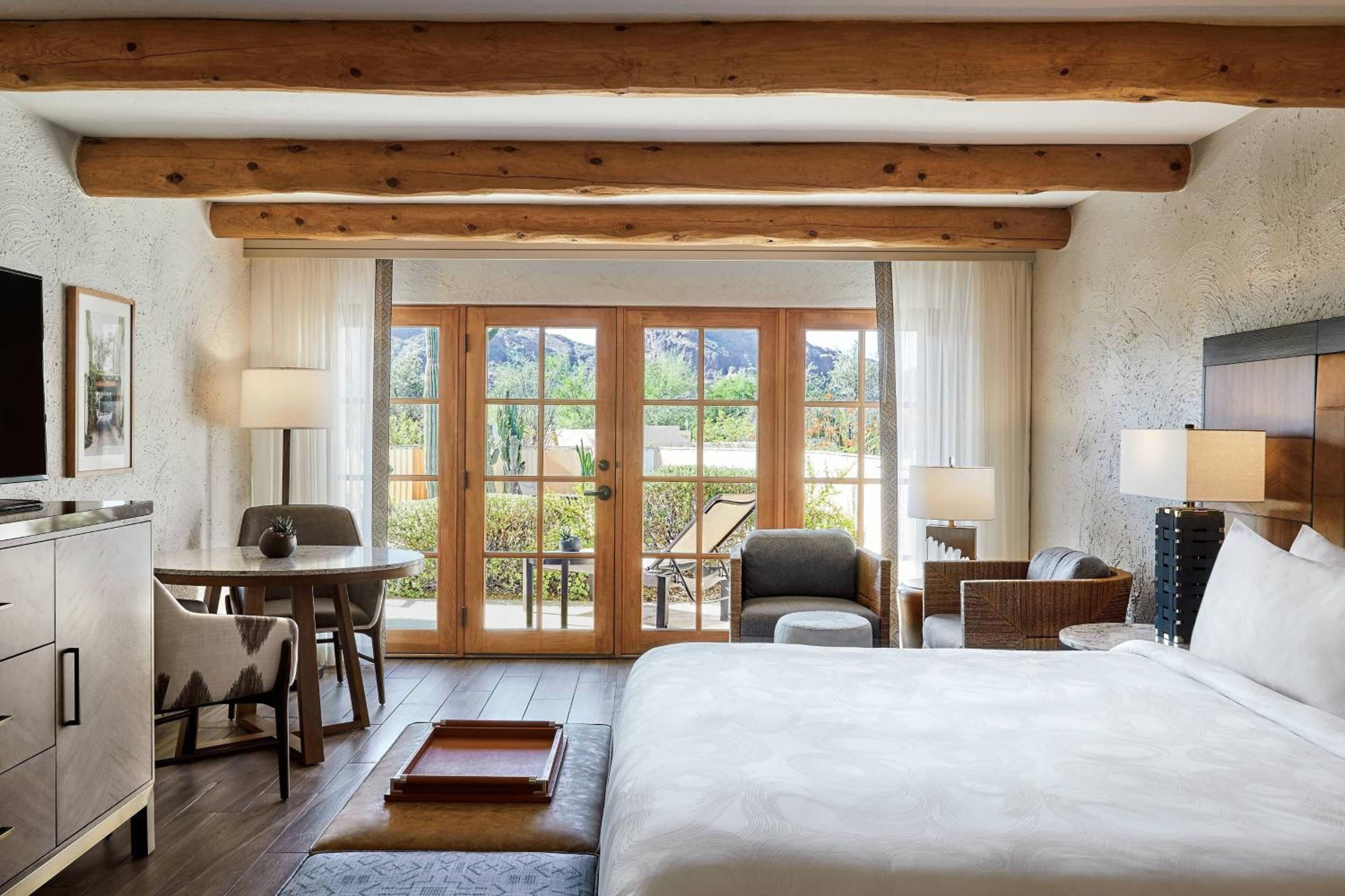 Deluxe Pool Suite, 2 Bedroom Suite, Mountain View, Fireplace