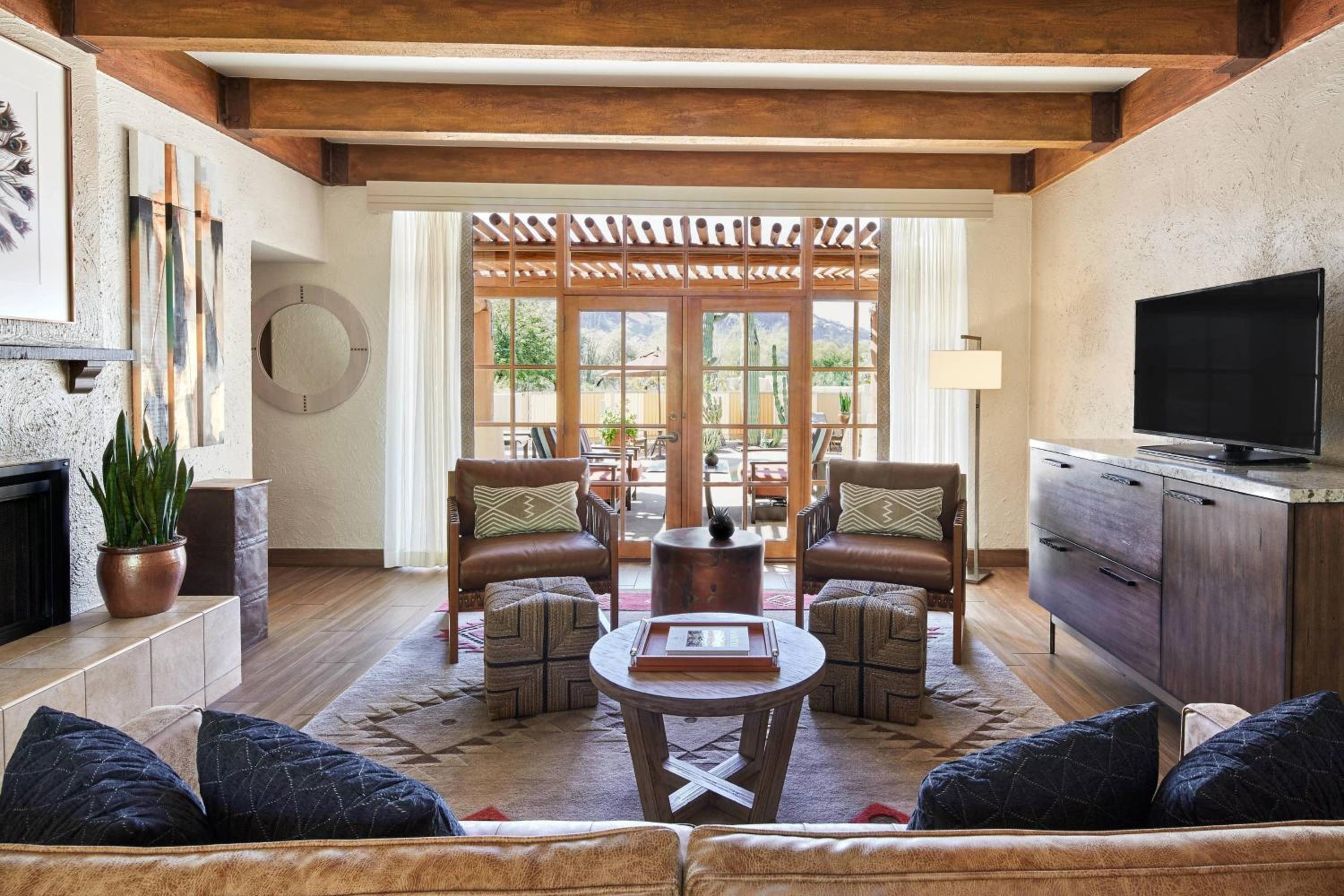 Deluxe Pool Suite, 2 Bedroom Suite, Mountain View, Fireplace