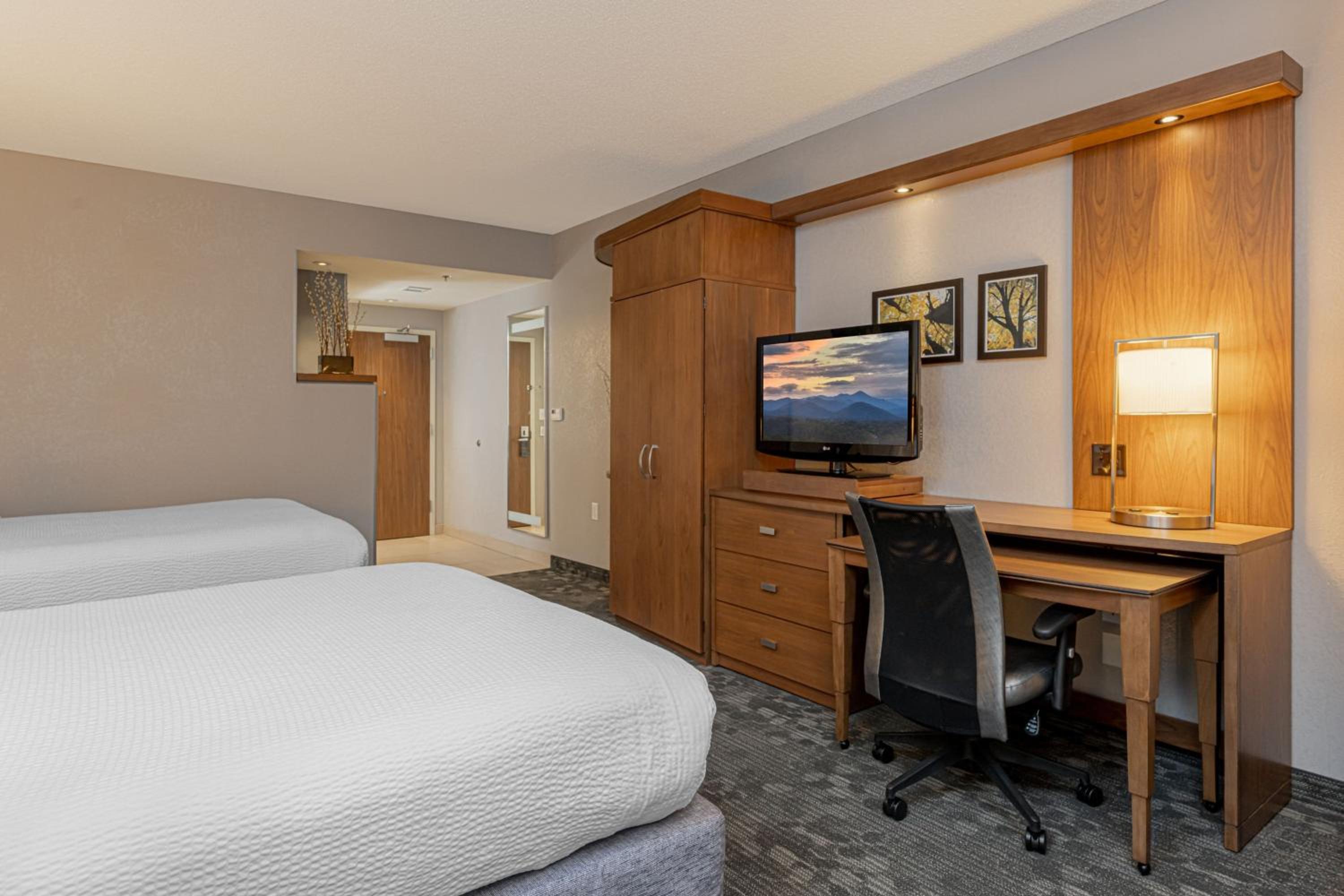 Queen Room with Two Queen Beds - Mountain View photo 1