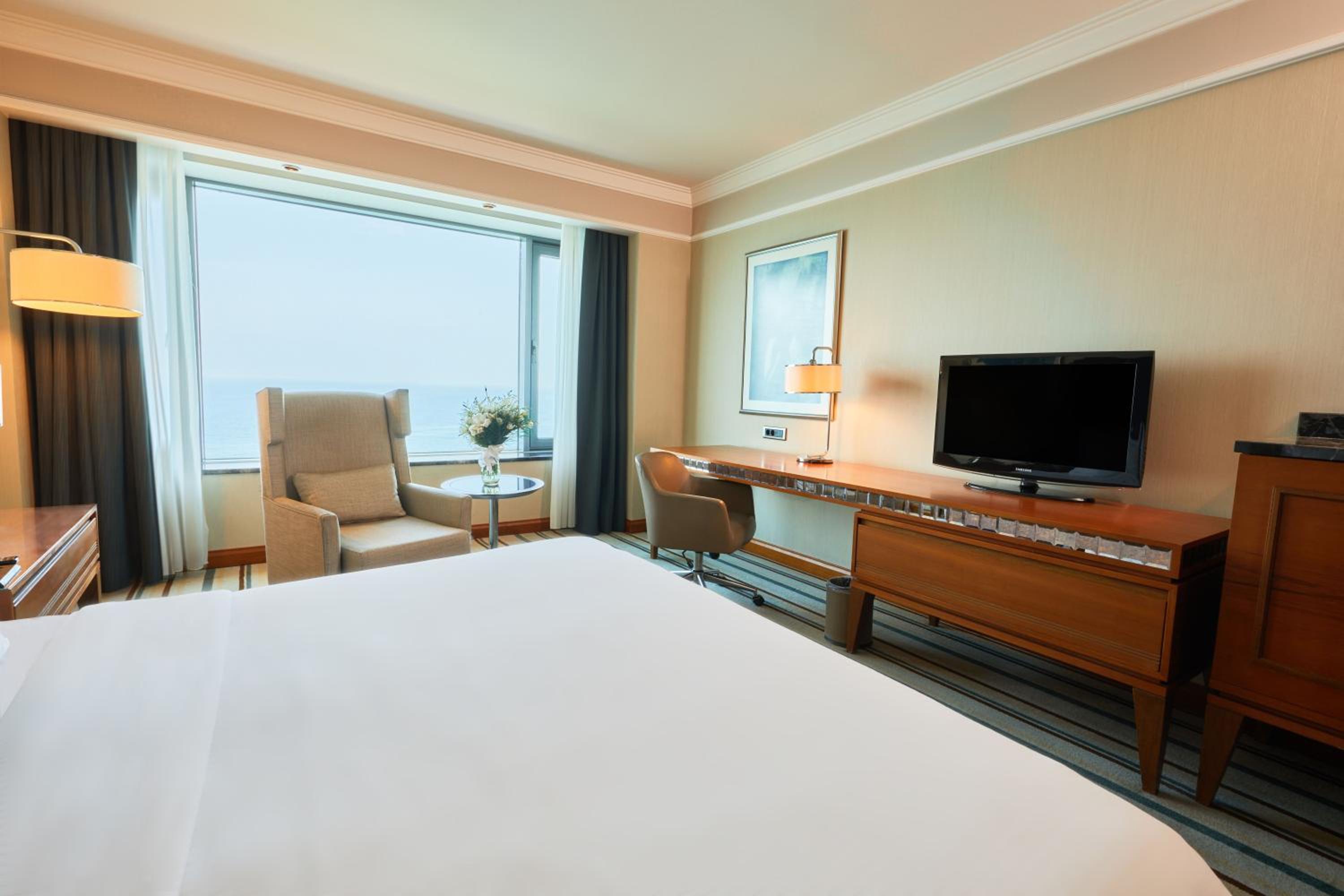 Deluxe King Room - Photo 4