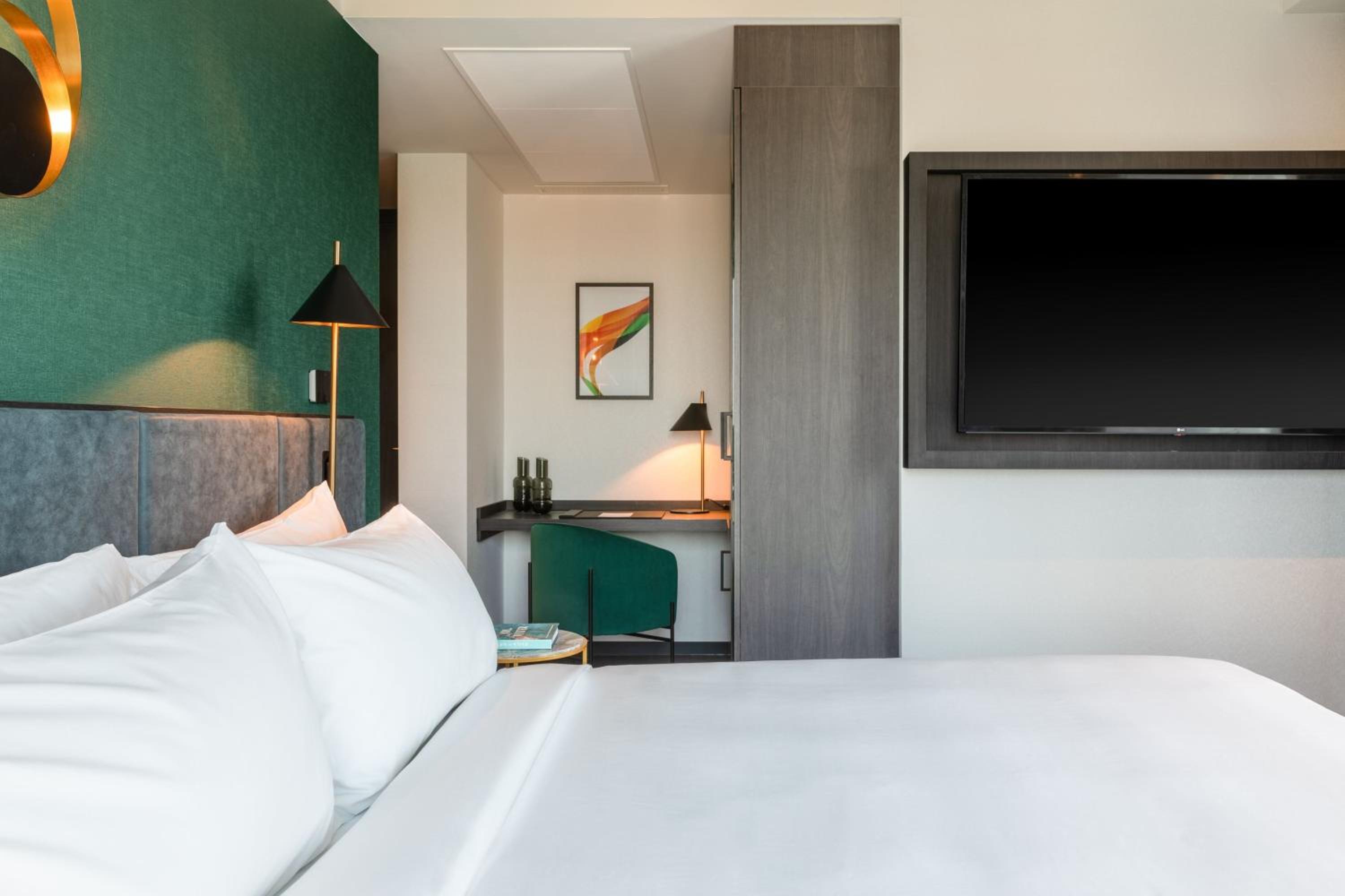 Superior King Room with City View - Photo 1